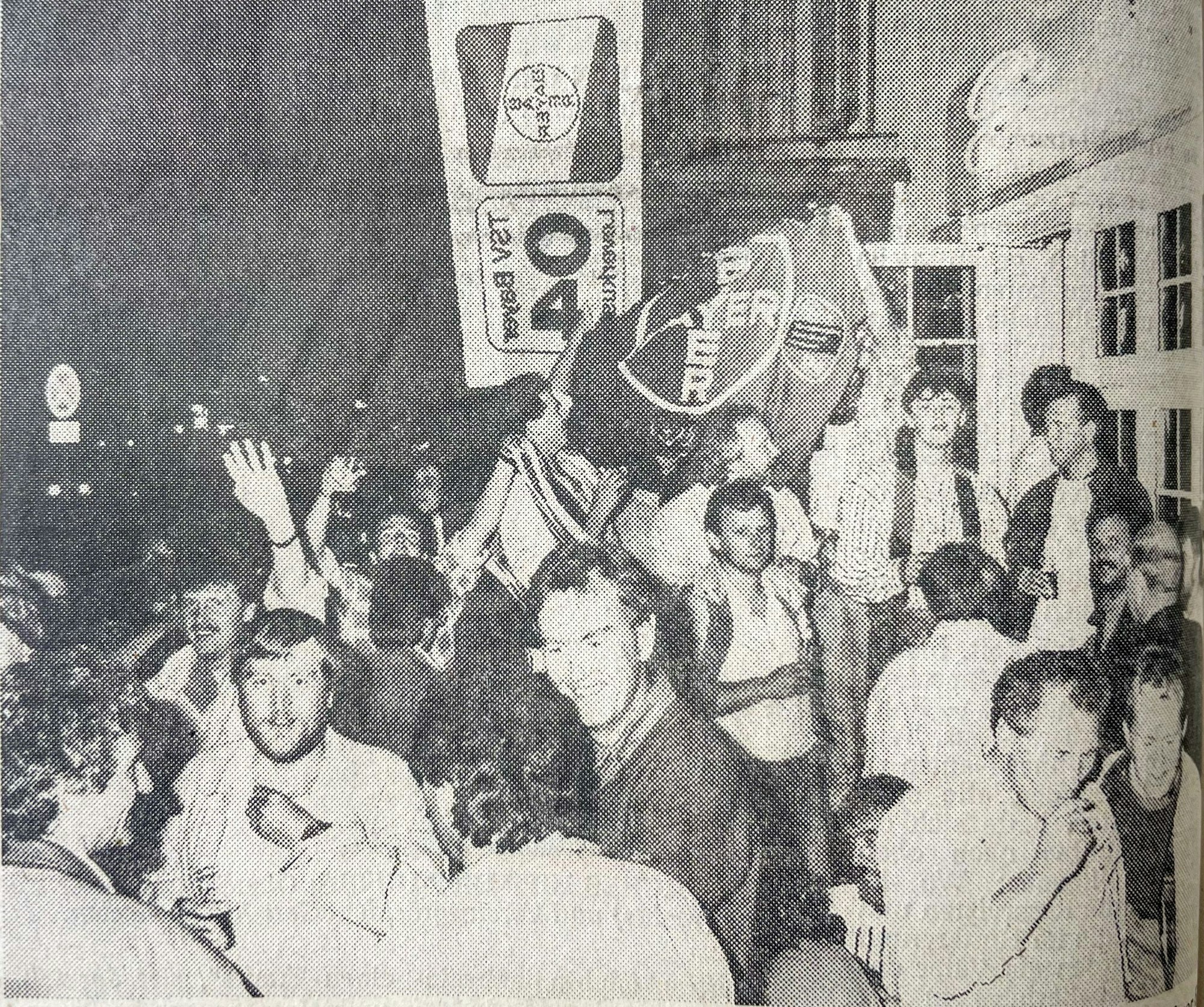 Bayer 04 Leverkusen feiert den Uefa-Cup-Sieg 1988. Vor den Kneipen und auf den Bürgersteigen feierten die Leverkusener den Sieg ihrer Elf.