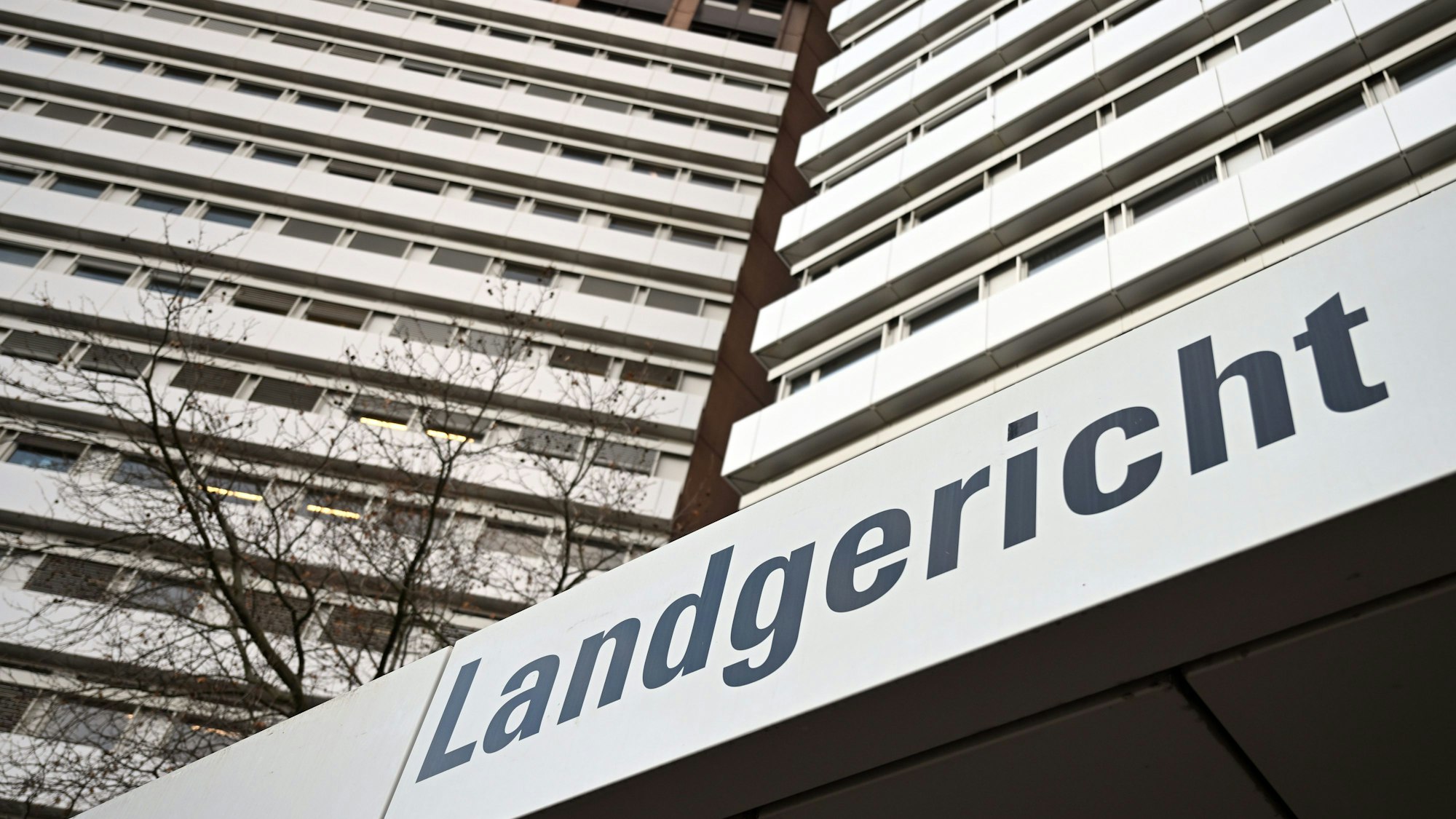 Ein Schild weist auf das Landgericht Köln hin.