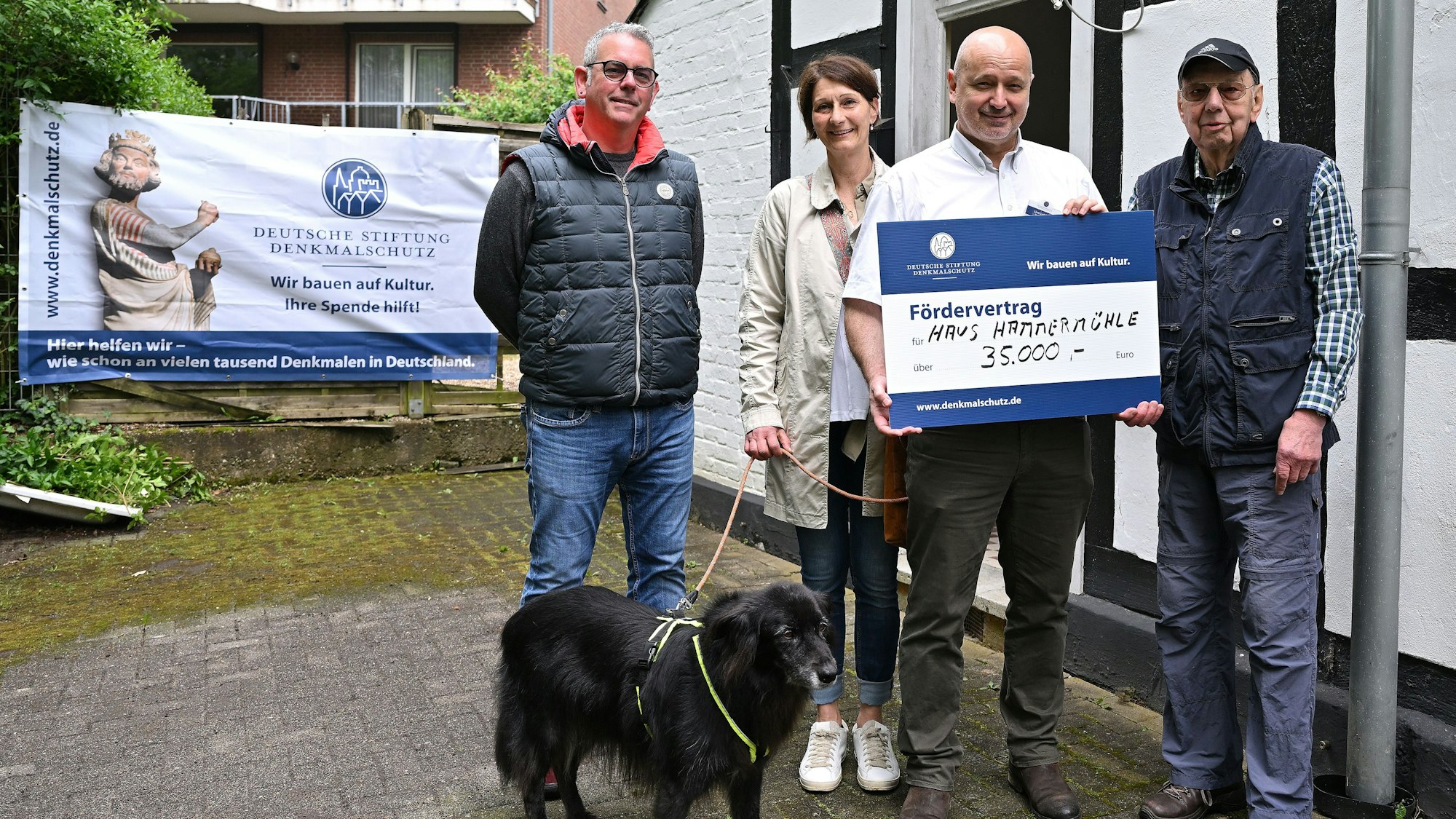 Symbolische Fördervertragsübergabe Hammermühle. v.l. Nino Heimarion, Ellen Berghaus, Hund Fenja, Uwe Lohölter, Peter Berghaus