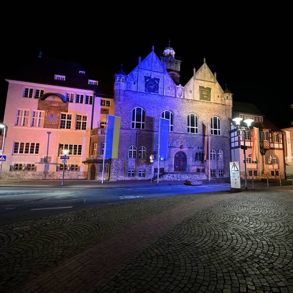 Die Besetzung der Beigeordnetenstellen im Gladbacher Rathaus ist auch ein Farbenspiel: Die großen Fraktionen wollen sich dort repräsentiert sehen. Das Foto entstand zur „Earth Hour“.