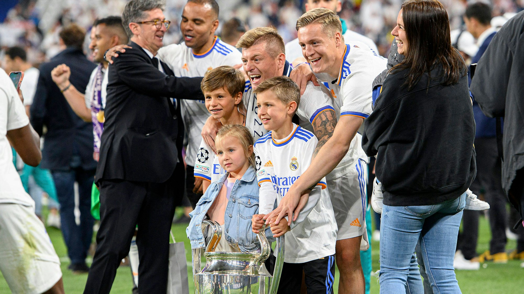 Toni Kroos posiert mit seinen drei Kindern sowie Bruder Felix mit dem Champions-League-Pokal.