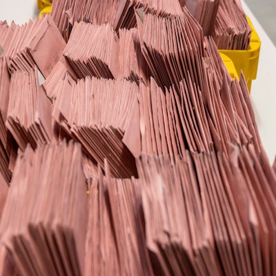 In Oberbergs Rathäusern füllen sich zurzeit die Kisten mit den rosafarbenen Wahlbriefen. Immer mehr Menschen aus dem Kreisgebiet treten nicht mehr persönlich an die Wahlurne.