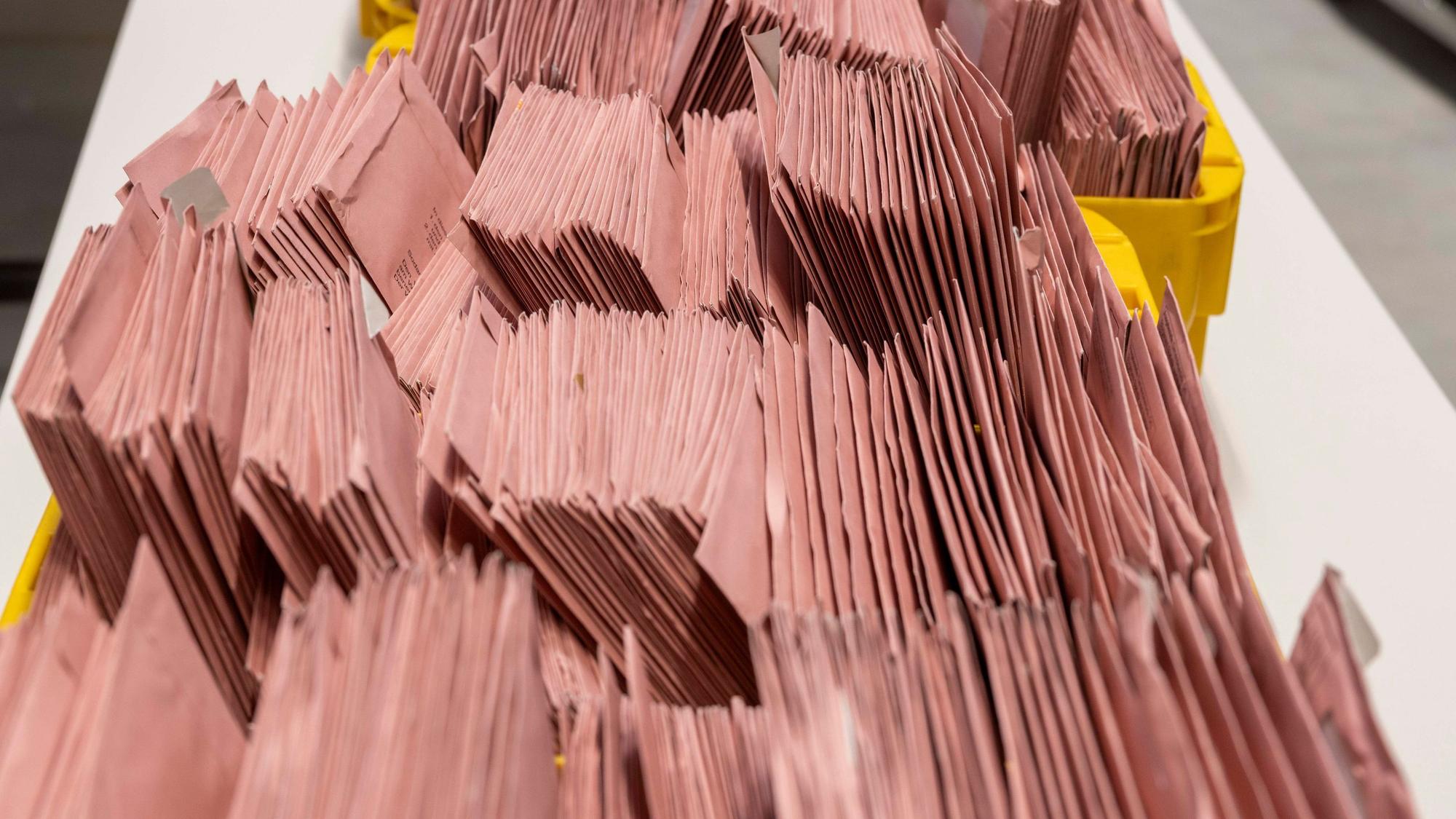 In Oberbergs Rathäusern füllen sich zurzeit die Kisten mit den rosafarbenen Wahlbriefen. Immer mehr Menschen aus dem Kreisgebiet treten nicht mehr persönlich an die Wahlurne.