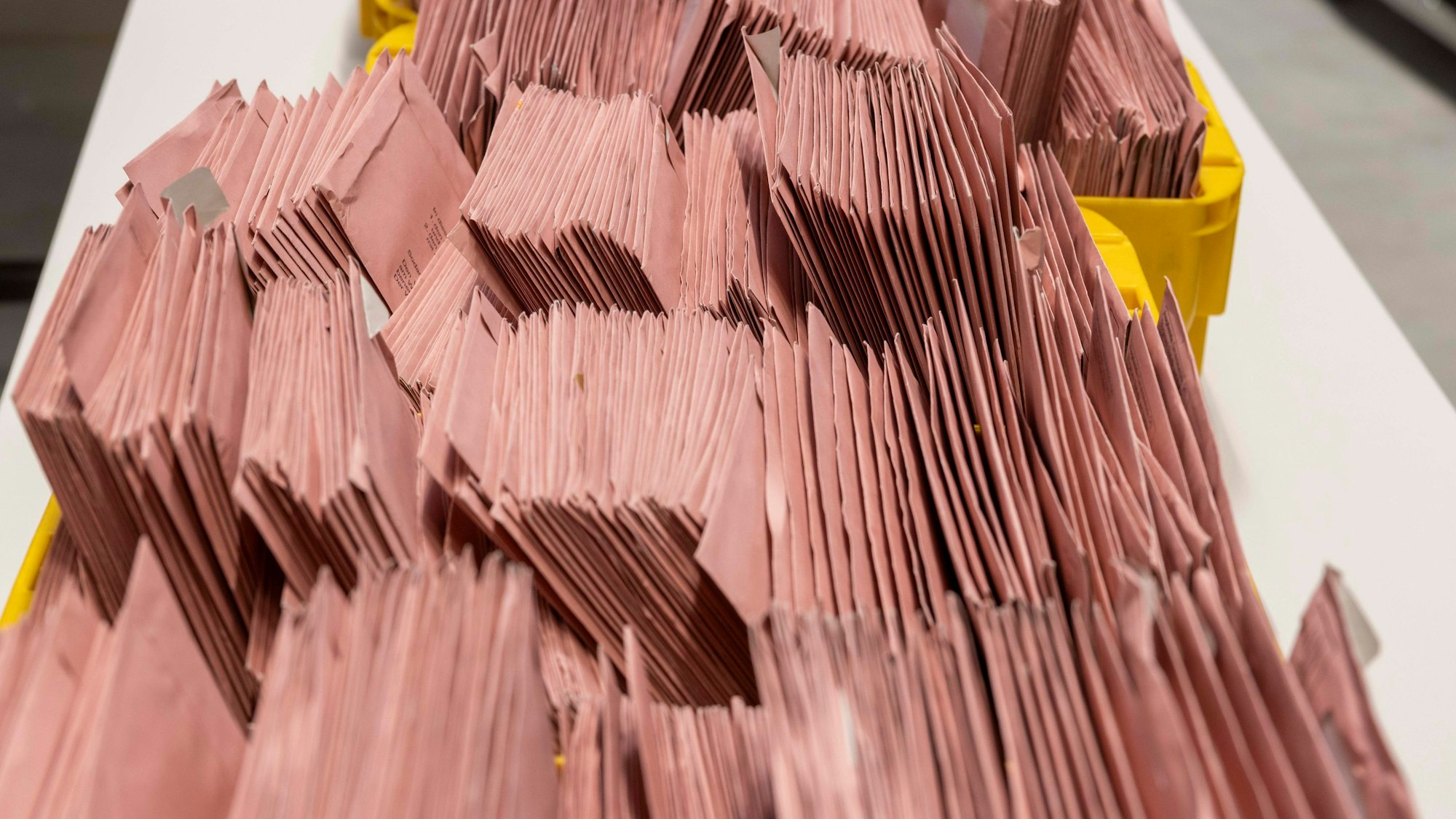 In Oberbergs Rathäusern füllen sich zurzeit die Kisten mit den rosafarbenen Wahlbriefen. Immer mehr Menschen aus dem Kreisgebiet treten nicht mehr persönlich an die Wahlurne.