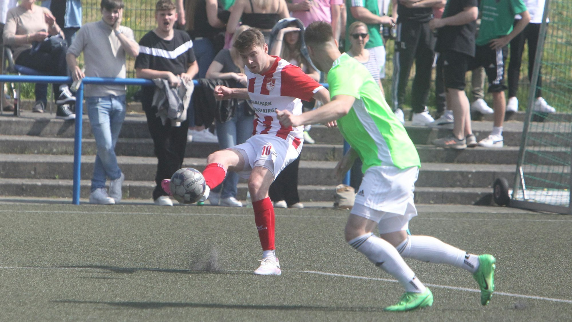 Nikolas Klosterhalfen (am Ball) und der TuS Oberpleis entführen drei Punkte aus Breitscheid.