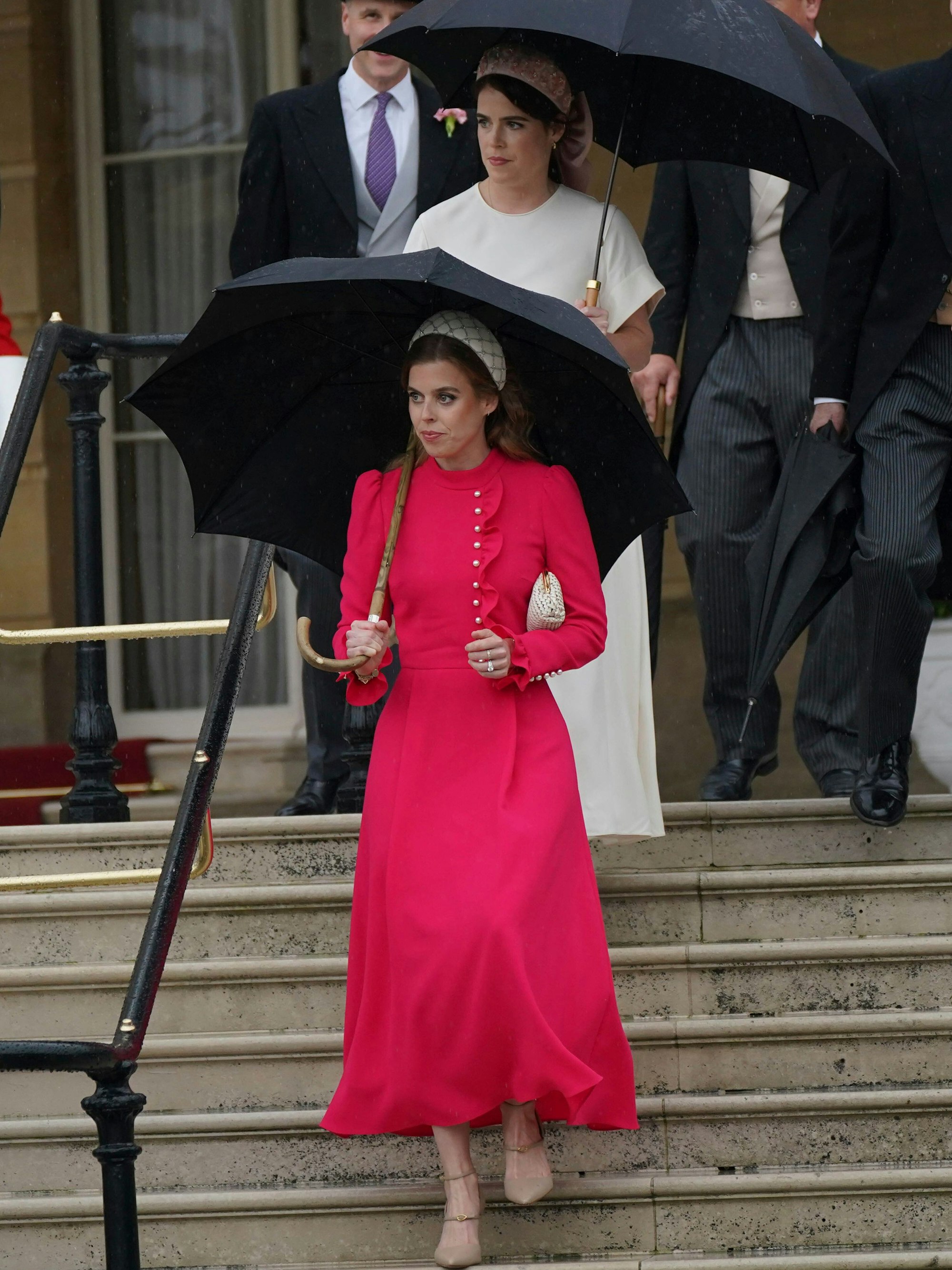 Prinzessin Beatrice, vorne, und Prinzessin Eugenie nehmen an einer Gartenparty im Buckingham Palace in London teil.
