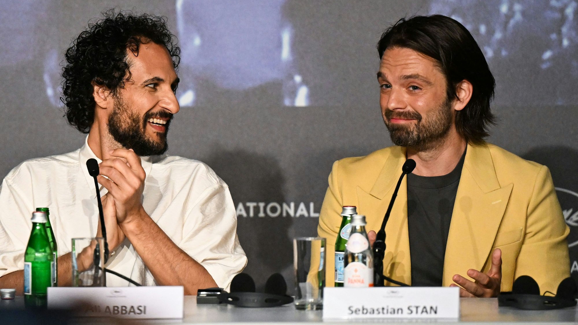 Filmemacher Ali Abbasi und Trump-Darsteller Sebastian Stan bei einer Pressekonferenz anlässlich des Films „The Apprentice" in Cannes.