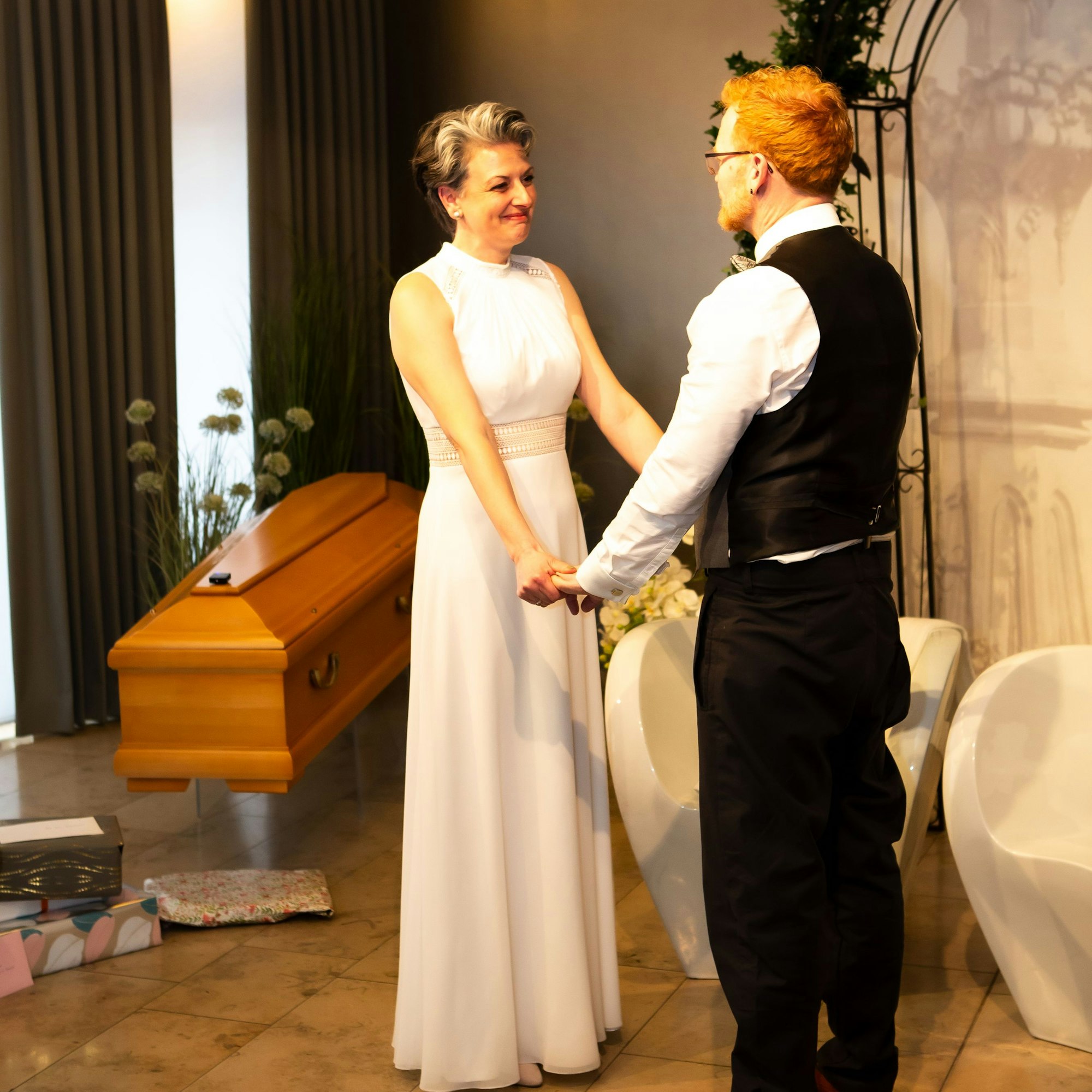 Das Paar neben dem Sarg