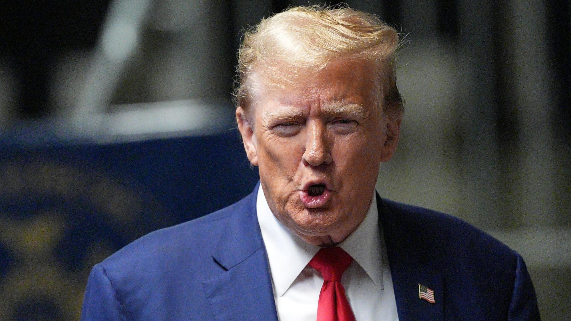 Donald Trump spricht vor Former US President Donald Trump speaks to the press before leaving for the day at his trial for allegedly covering up hush money payments linked to extramarital affairs, at Manhattan Criminal Court in New York City, on May 10, 2024. Trump is accused of falsifying business records in a scheme to cover up an alleged sexual encounter with adult film actress Stormy Daniels to shield his 2016 election campaign from adverse publicity. (Photo by Curtis Means / POOL / AFP)