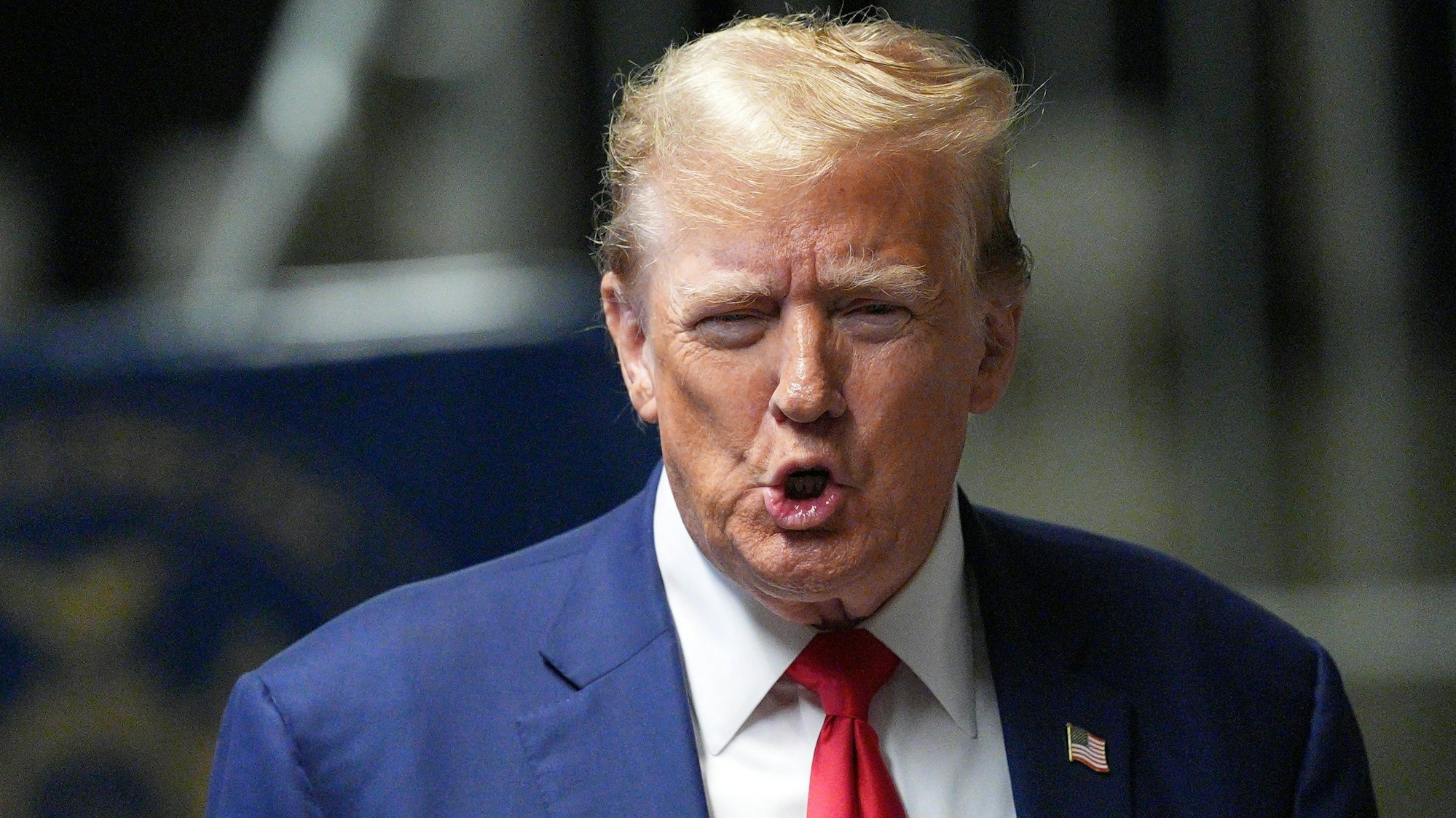 Donald Trump spricht vor Former US President Donald Trump speaks to the press before leaving for the day at his trial for allegedly covering up hush money payments linked to extramarital affairs, at Manhattan Criminal Court in New York City, on May 10, 2024. Trump is accused of falsifying business records in a scheme to cover up an alleged sexual encounter with adult film actress Stormy Daniels to shield his 2016 election campaign from adverse publicity. (Photo by Curtis Means / POOL / AFP)