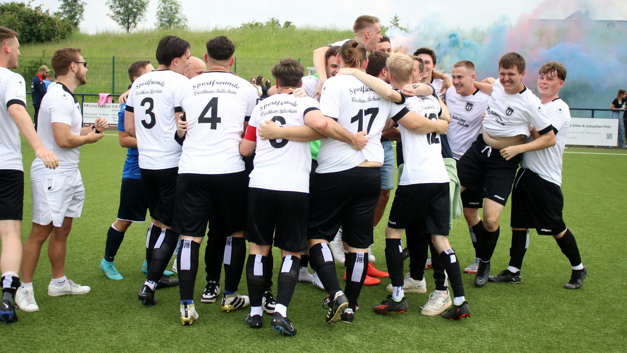 Fußballer im Rudel freuen sich über den Aufstieg.