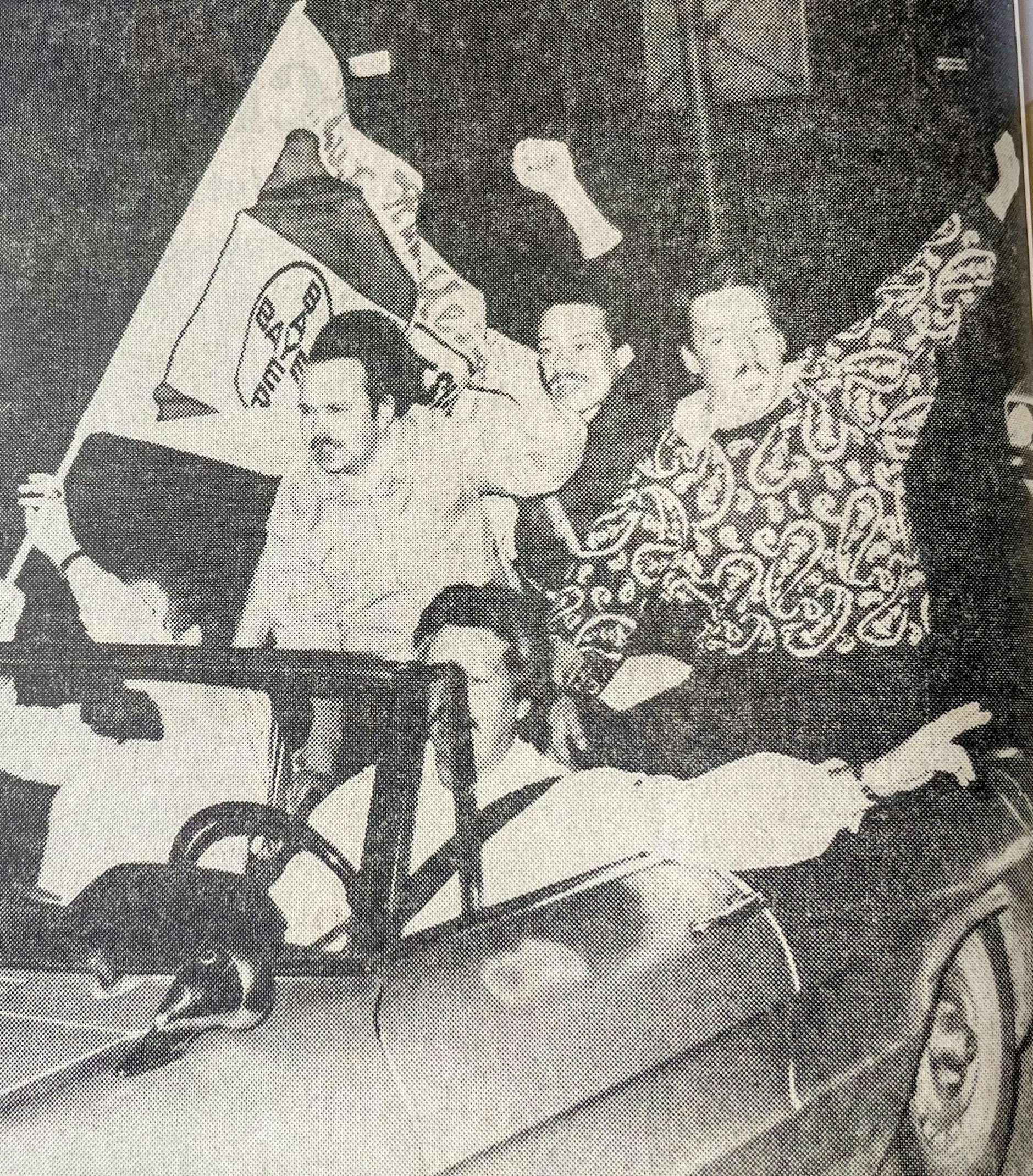 Bayer 04 Leverkusen feiert den Uefa-Cup-Sieg 1988.Hupend und fahnenschwenkkend fuhren in der Nacht Fans durch die Leverkusener Straßen.