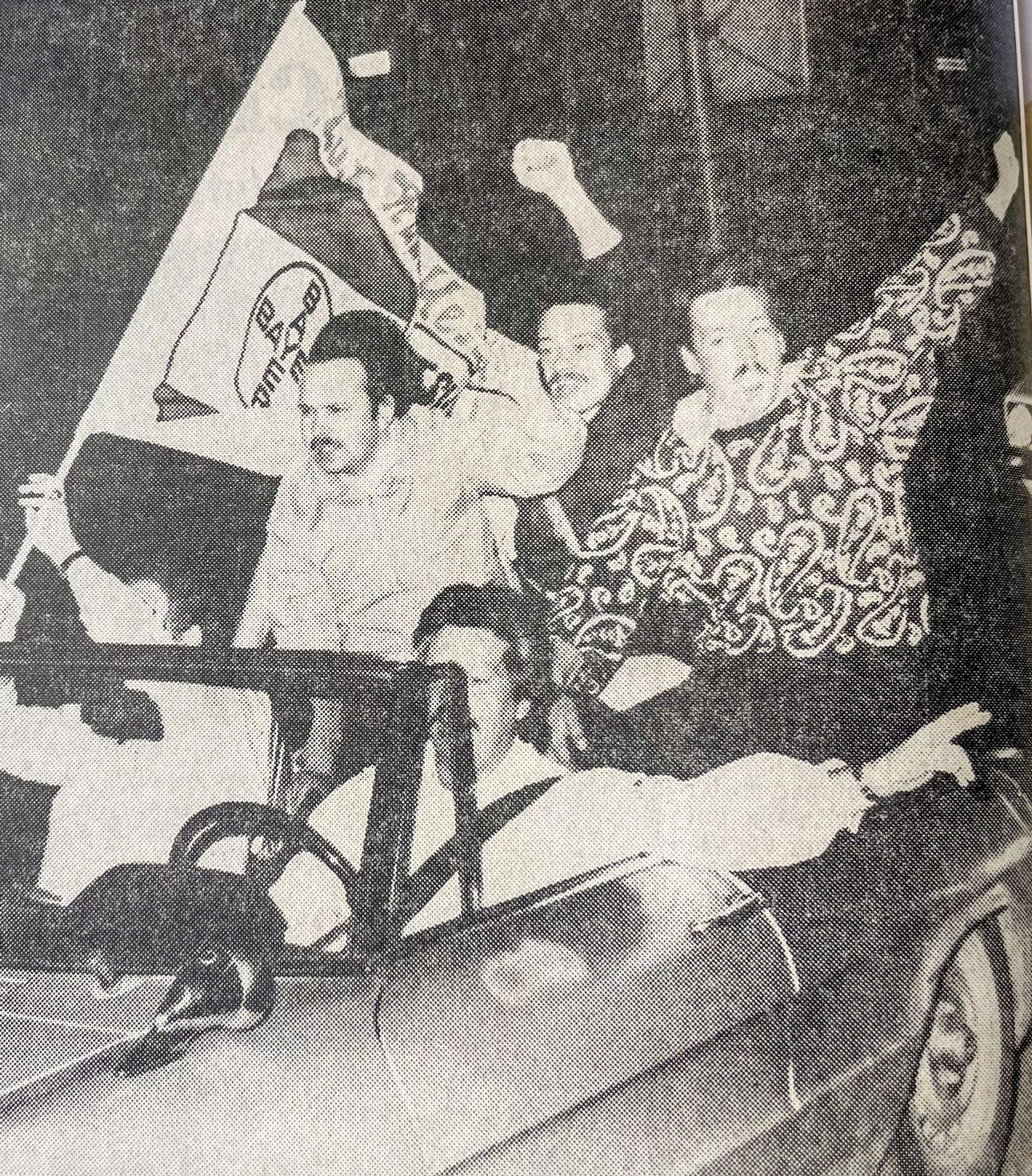 Bayer 04 Leverkusen feiert den Uefa-Cup-Sieg 1988.Hupend und fahnenschwenkkend fuhren in der Nacht Fans durch die Leverkusener Straßen.