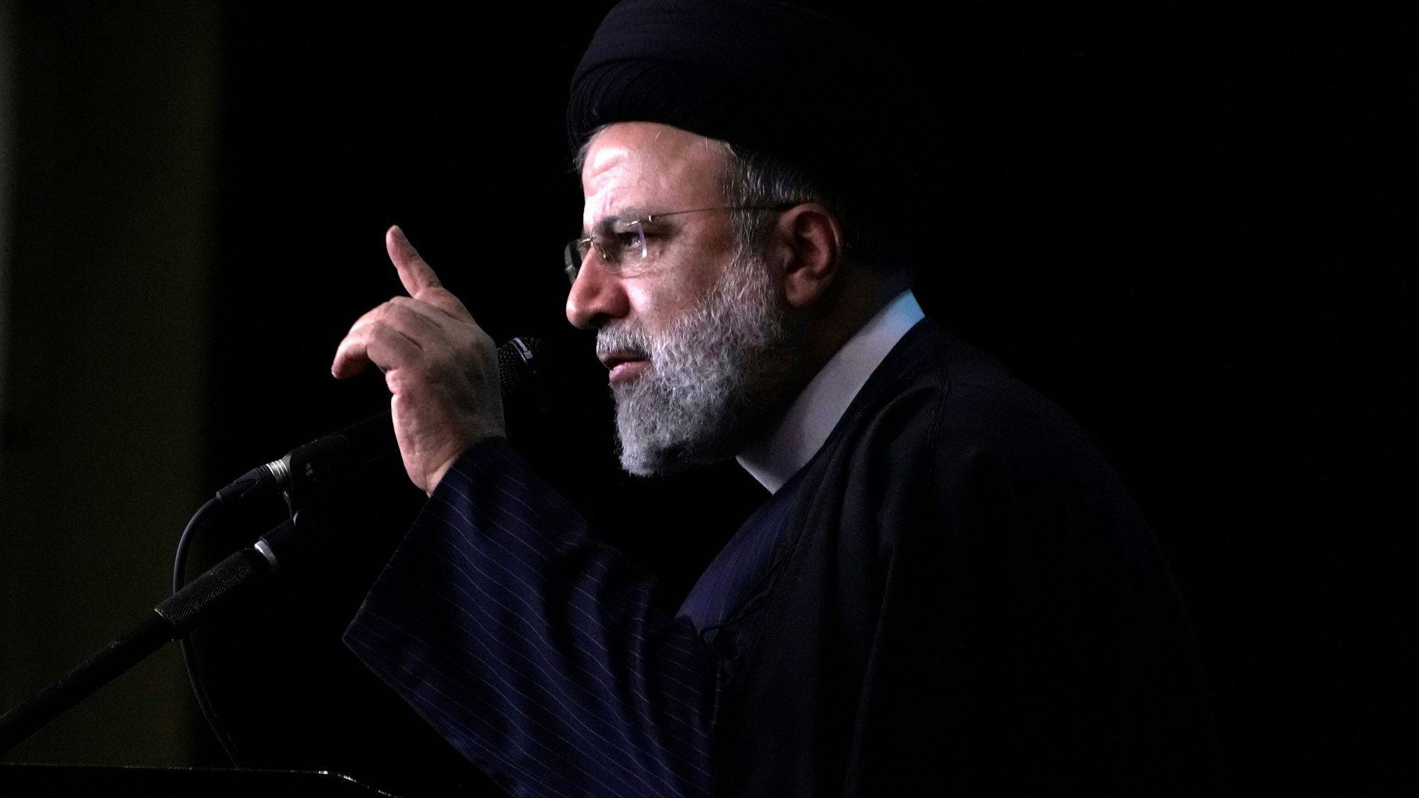 Irans Präsident Ebrahim Raisi und sein Außenminister Hussein Amirabdollahian sind bei einem Hubschrauberabsturz ums Leben gekommen. Viele Iraner feiern ihren Tod. (Archivbild)