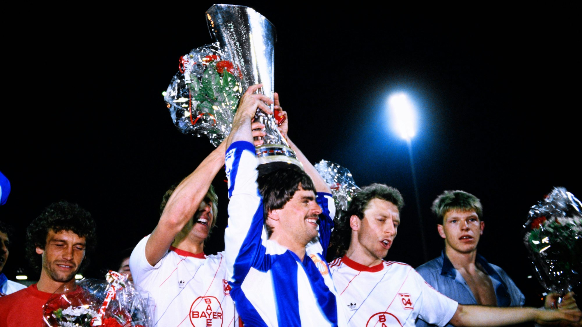 GOETZ Falko Team Bayer 04 Leverkusen mit dem UEFA Pokal und REINHARDT mit ROLFF Wolfgang UEFA CUP Finale 1988 Rueckspiel Bayer 04 Leverkusen - Espaol Barcelona am 18. Mai 1988 in Leverkusen DFL REGULATIONS PROHIBIT ANY USE OF PHOTOGRAPHS as IMAGE SEQUENCES and/or QUASI-VIDEO *** GOETZ Falko Team Bayer 04 Leverkusen with the UEFA Cup and REINHARDT with ROLFF Wolfgang UEFA CUP Final 1988 Rueckspiel Bayer 04 Leverkusen Espa-ol Barcelona on 18 May 1988 in Leverkusen DFL REGULATIONS PROHIBIT ANY USE OF PHOTOGRAPHS as IMAGE SEQUENCES and or QUASI VIDEO Copyright: xLacixPerenyix