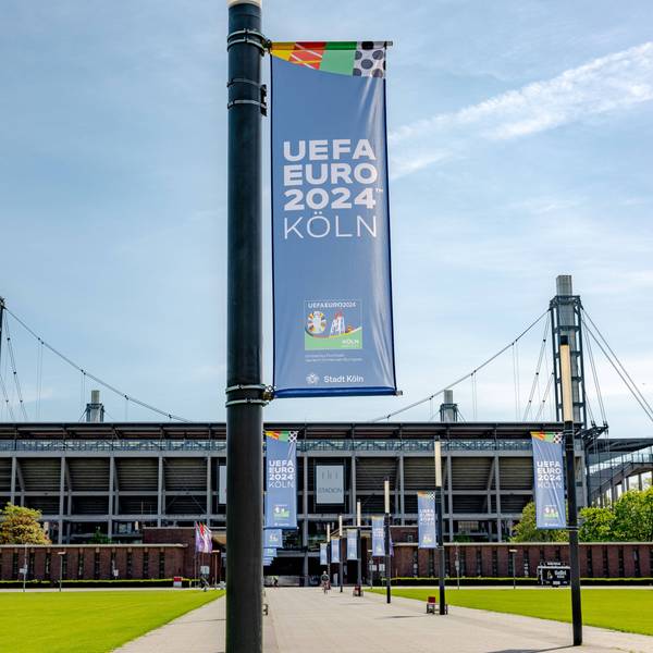 Auf dem Vorplatz des Müngersdorfer Stadions in Köln wehen Fahne der Fußball-Europameisterschaft