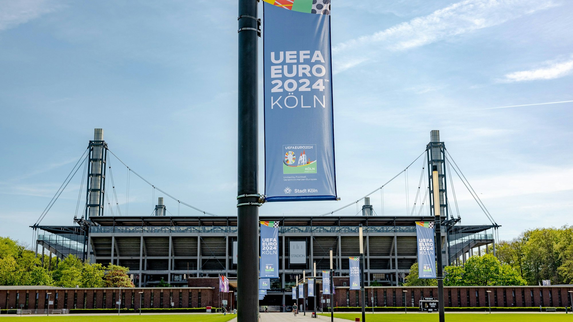 Auf dem Vorplatz des Müngersdorfer Stadions in Köln wehen Fahne der Fußball-Europameisterschaft