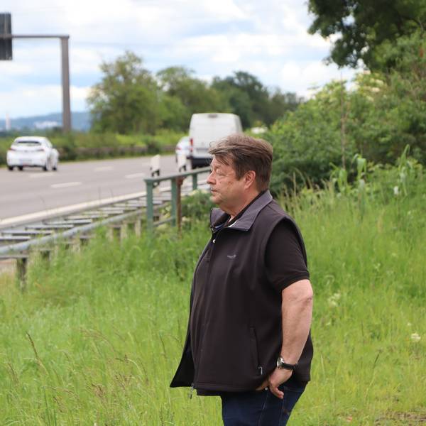 Das Bild zeigt Dirk Arzt, der auf die Autobahn 555 bei Wesseling schaut.