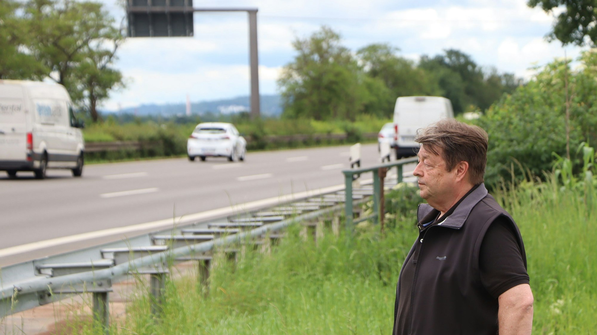 Das Bild zeigt Dirk Arzt, der auf die Autobahn 555 bei Wesseling schaut.