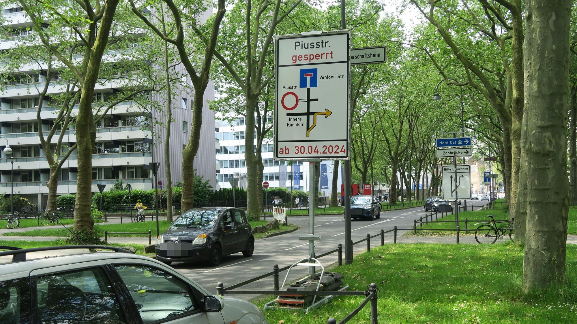 Schon vor der Kreuzung mit der Inneren Kanalstraße werden aus der Innenstadt kommende Fahrer an der Venloer Straße auf alternative Routen aufmerksam gemacht.