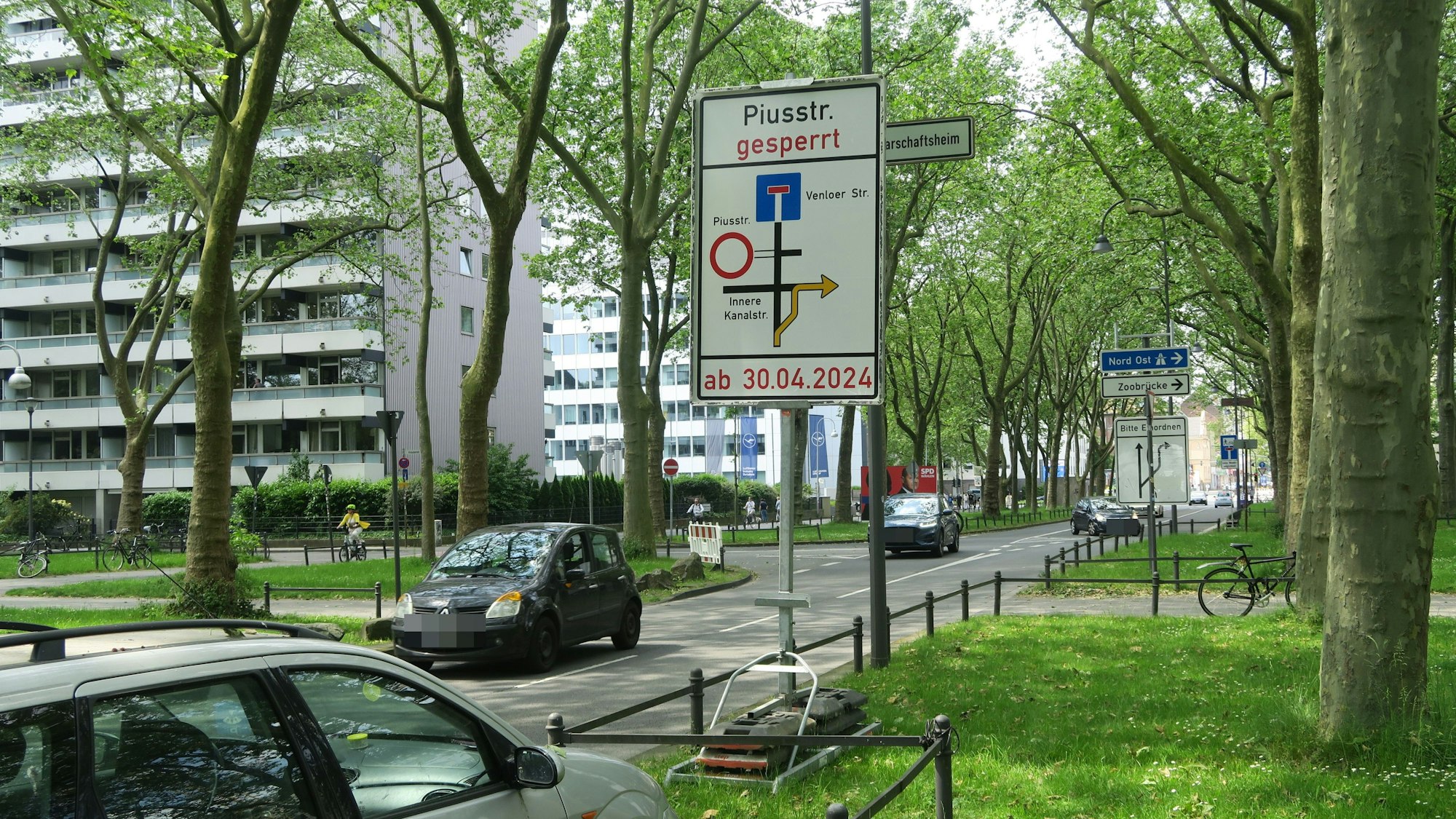 Schon vor der Kreuzung mit der Inneren Kanalstraße werden aus der Innenstadt kommende Fahrer an der Venloer Straße auf alternative Routen aufmerksam gemacht.