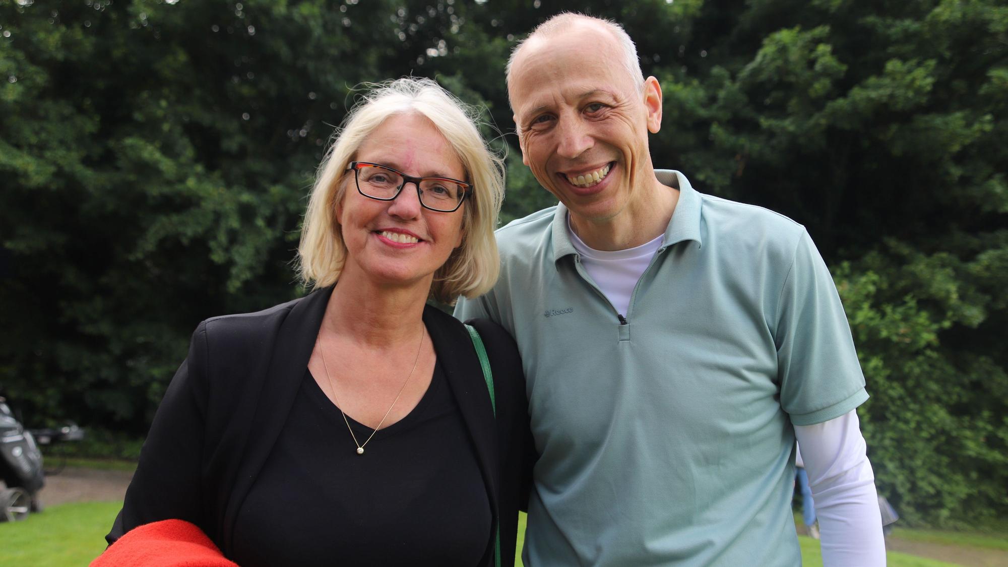 Bürgermeisterin Claudia Wieja und Ex-FC-Profi Matthias Scherz freuten sich gemeinsam, für den guten Zweck dabei zu sein.