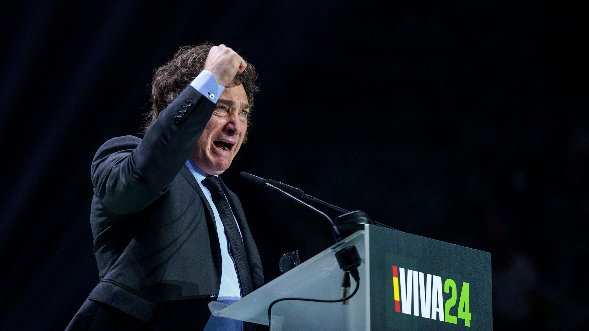 Auf einer Wahlkampfveranstaltung der spanischen Rechtspopulisten (Vox) zur Europawahl hatte der ultraliberale Milei am Sonntag in Madrid den spanischen Ministerpräsidenten Pedro Sánchez scharf attackiert.