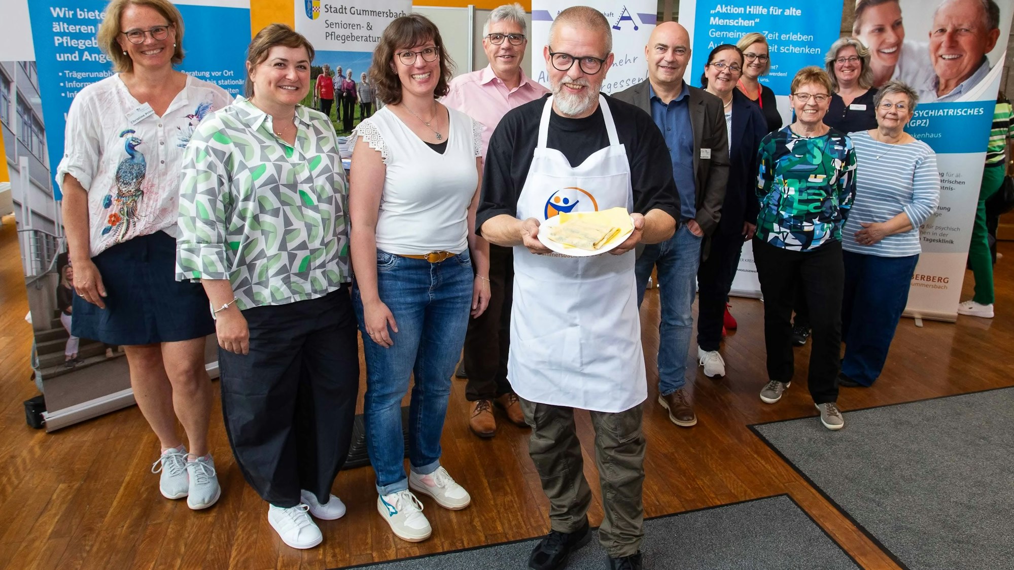 Waffeln und viel Wissenswertes hielten die Beraterinnen und Berater im Foyer des Gummersbacher Rathauses für pflegende Angehörige bereit.