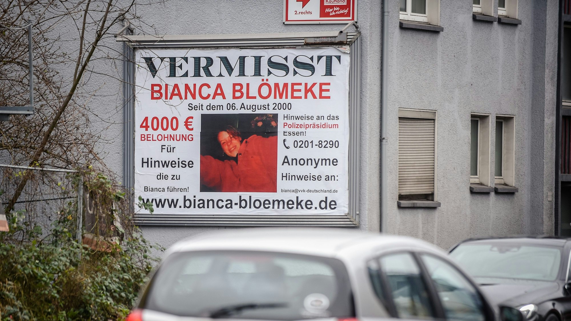 Ein Plakat mit dem Foto der vermissten Bianca Blömeke.