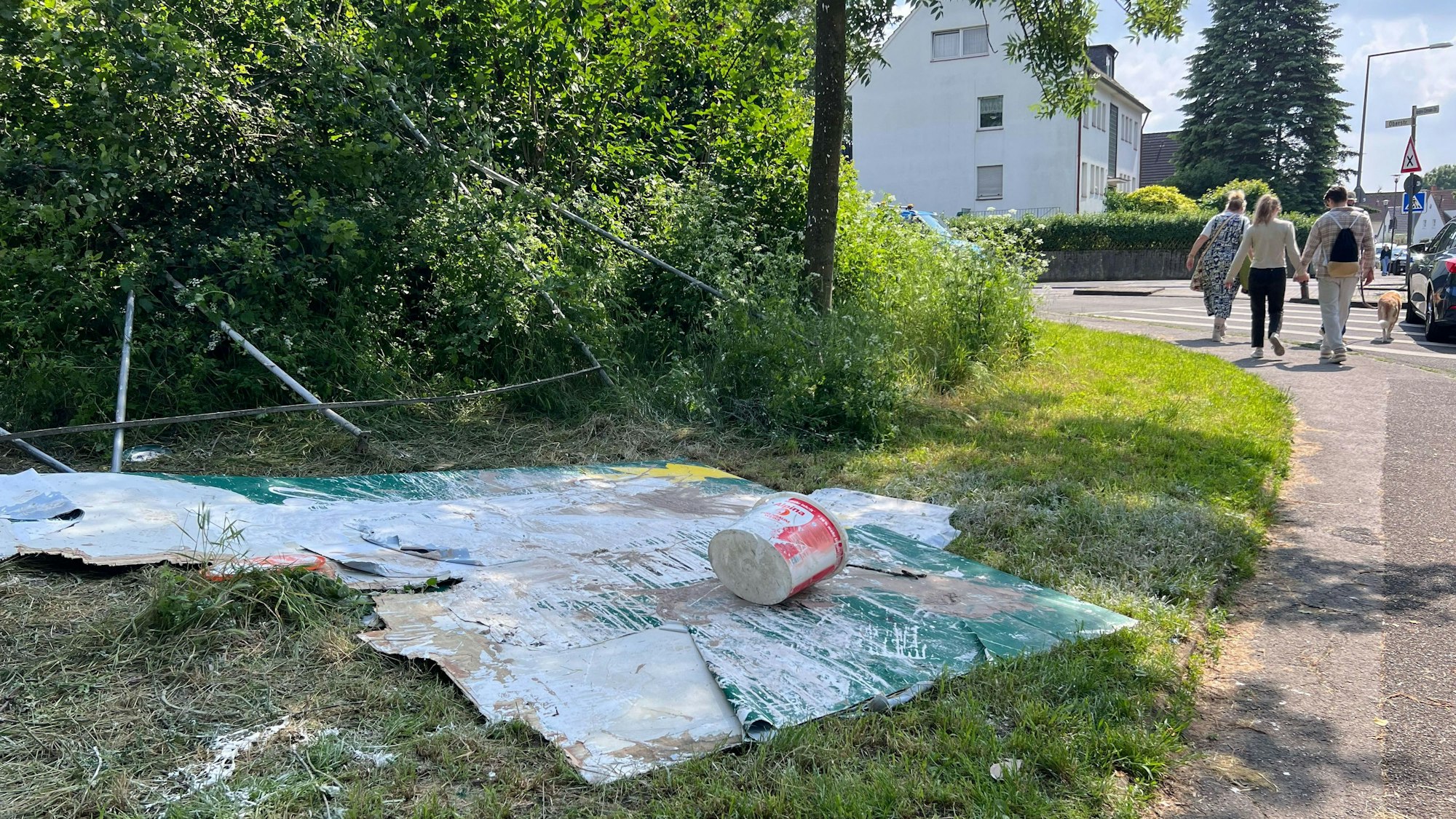 Das selbstgestaltete Plakat der Porzer Grünen zur Europawahl an der Oberstraße, Ecke André-Citroën-Straße im Stadtteil Westhoven ist erneut zerstört worden