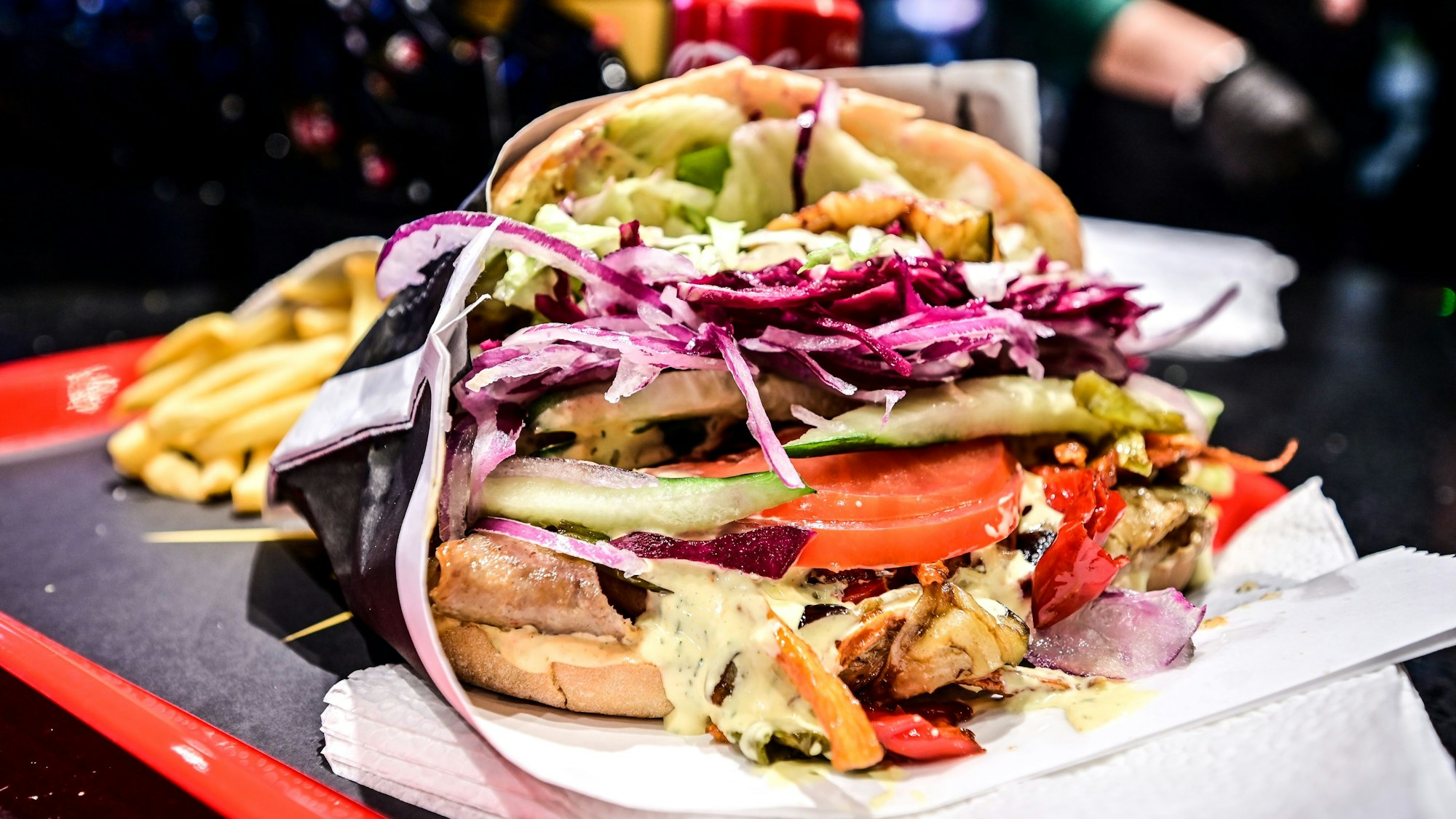 Ein schmackhafter Döner wird bei einer Imbiss-Eröffnung gezeigt (Archivfoto).