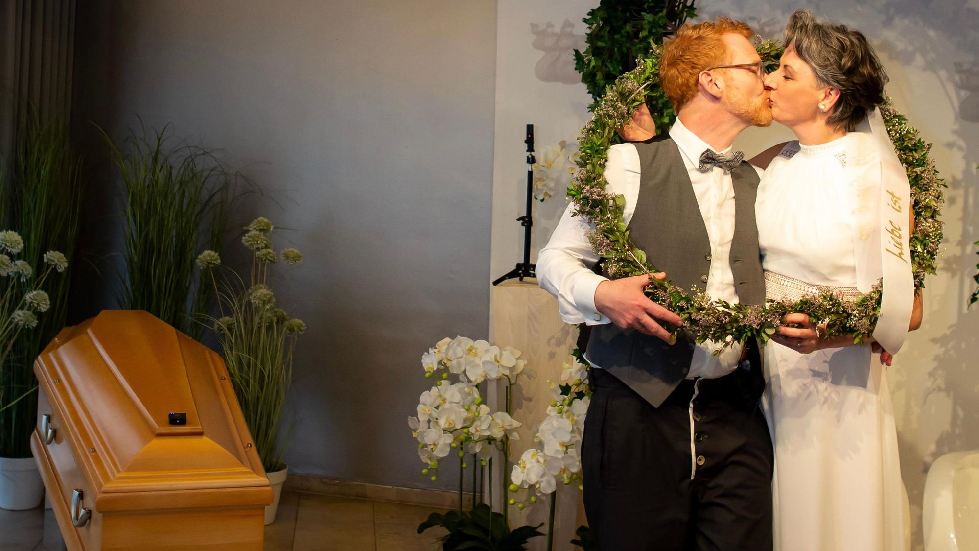 Sabine Lindenbeck und Bernd Dackweiler heirateten in der Trauerhalle von Bestatter Kuckelkorn.
