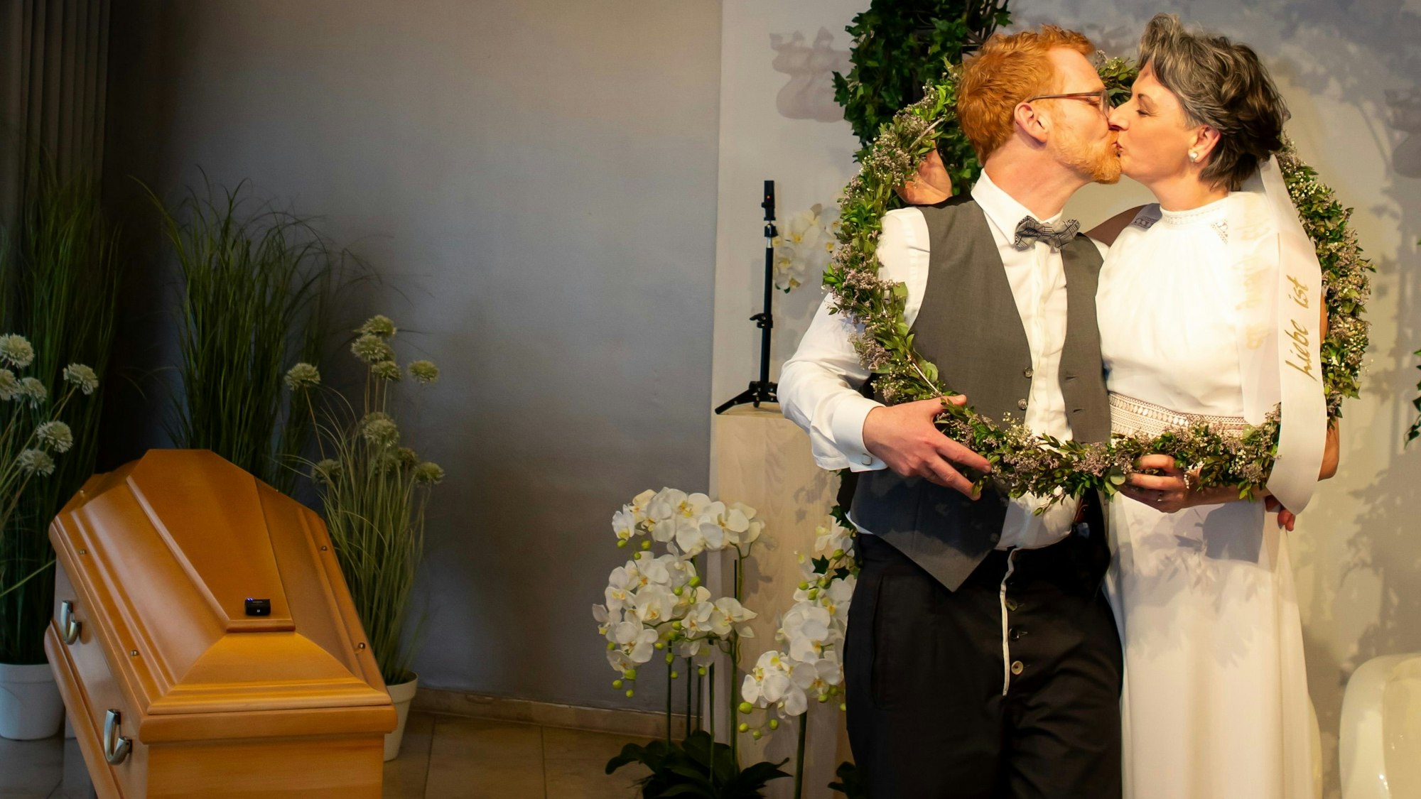 Sabine Lindenbeck und Bernd Dackweiler heirateten in der Trauerhalle von Bestatter Kuckelkorn.