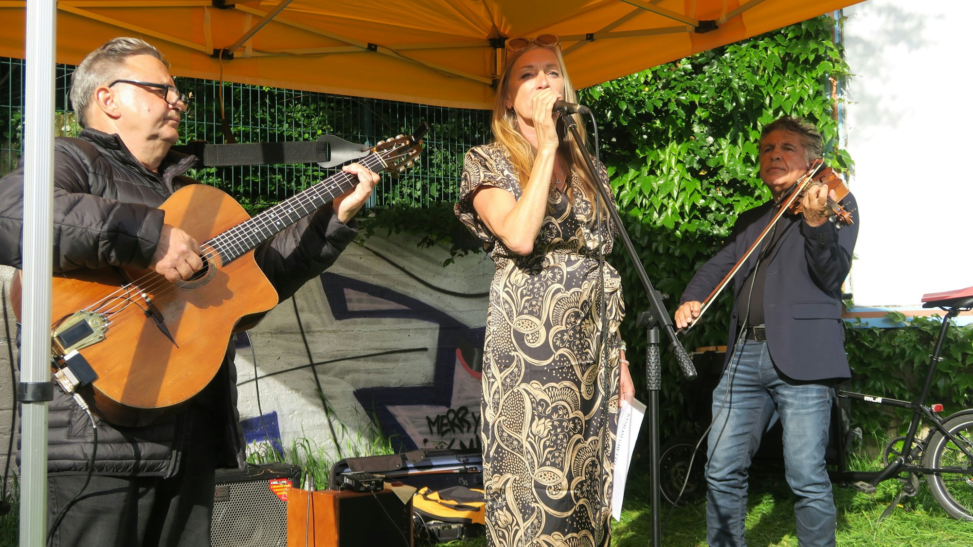 Janko Wiegand, Krystiane Vajda und Markus Reinhardt (v.l.) bei der Gedenkveranstaltung in Bickendorf.