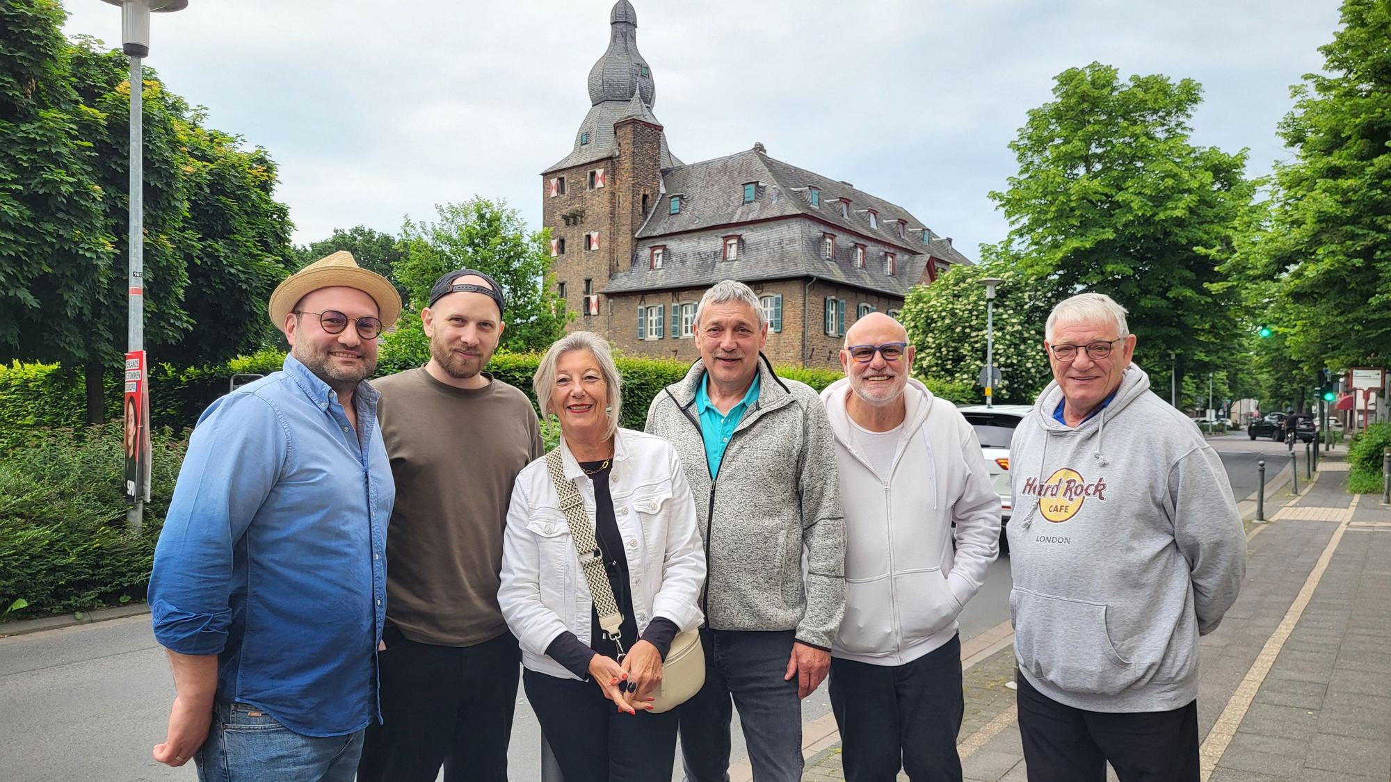 Eine Gruppe von Kulturveranstaltern vor der Kulisse der Burg Efferen.
