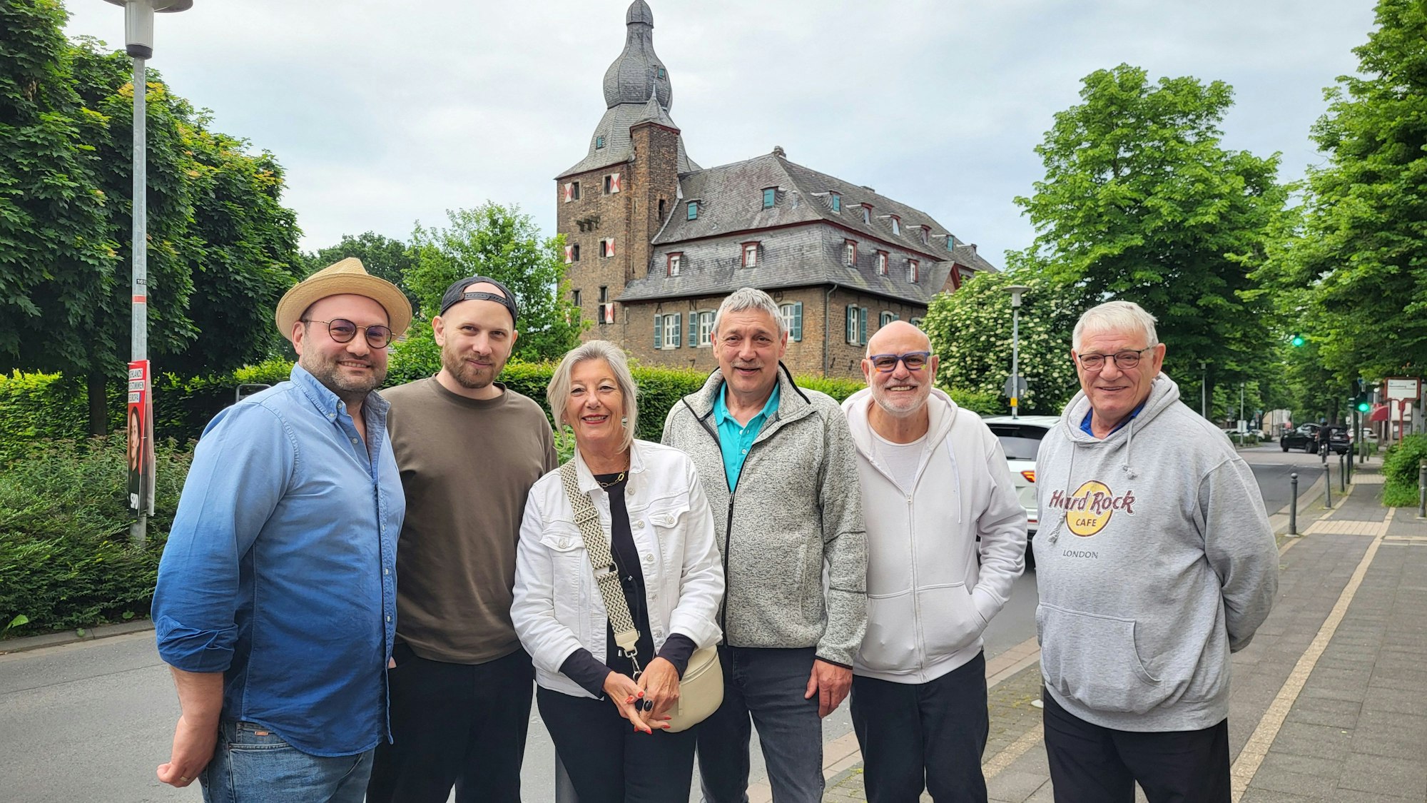 Eine Gruppe von Kulturveranstaltern vor der Kulisse der Burg Efferen.