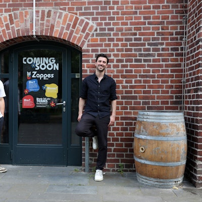 Nicolas Lutz und Maximilian Koeser sind 2024 mit dem Zappes Broi ins Bürgerhaus Stollwerck gezogen. Jetzt bringen sie eine neue Biersorte heraus. (Archivbild)