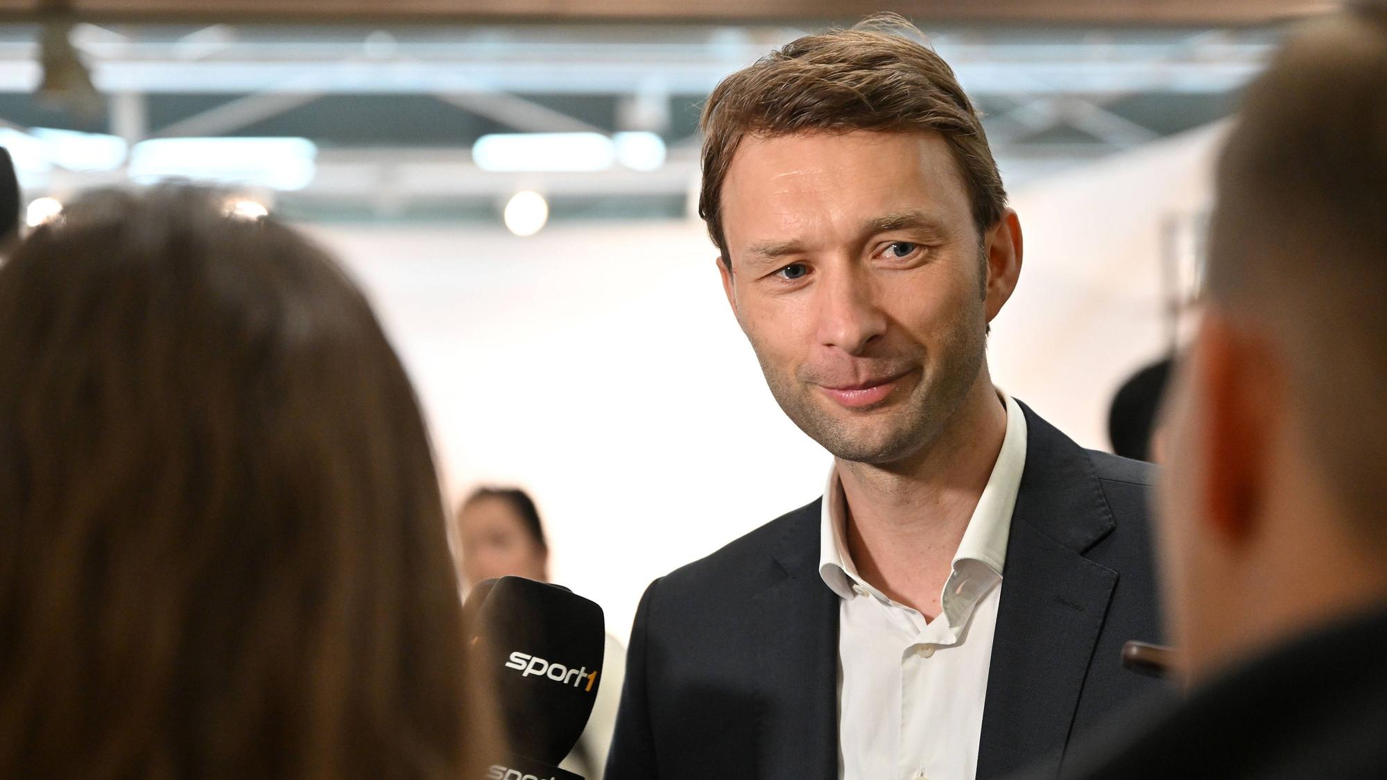 Bayer-Manager Simon Rolfes äußert sich zur Leistung der Werkself.