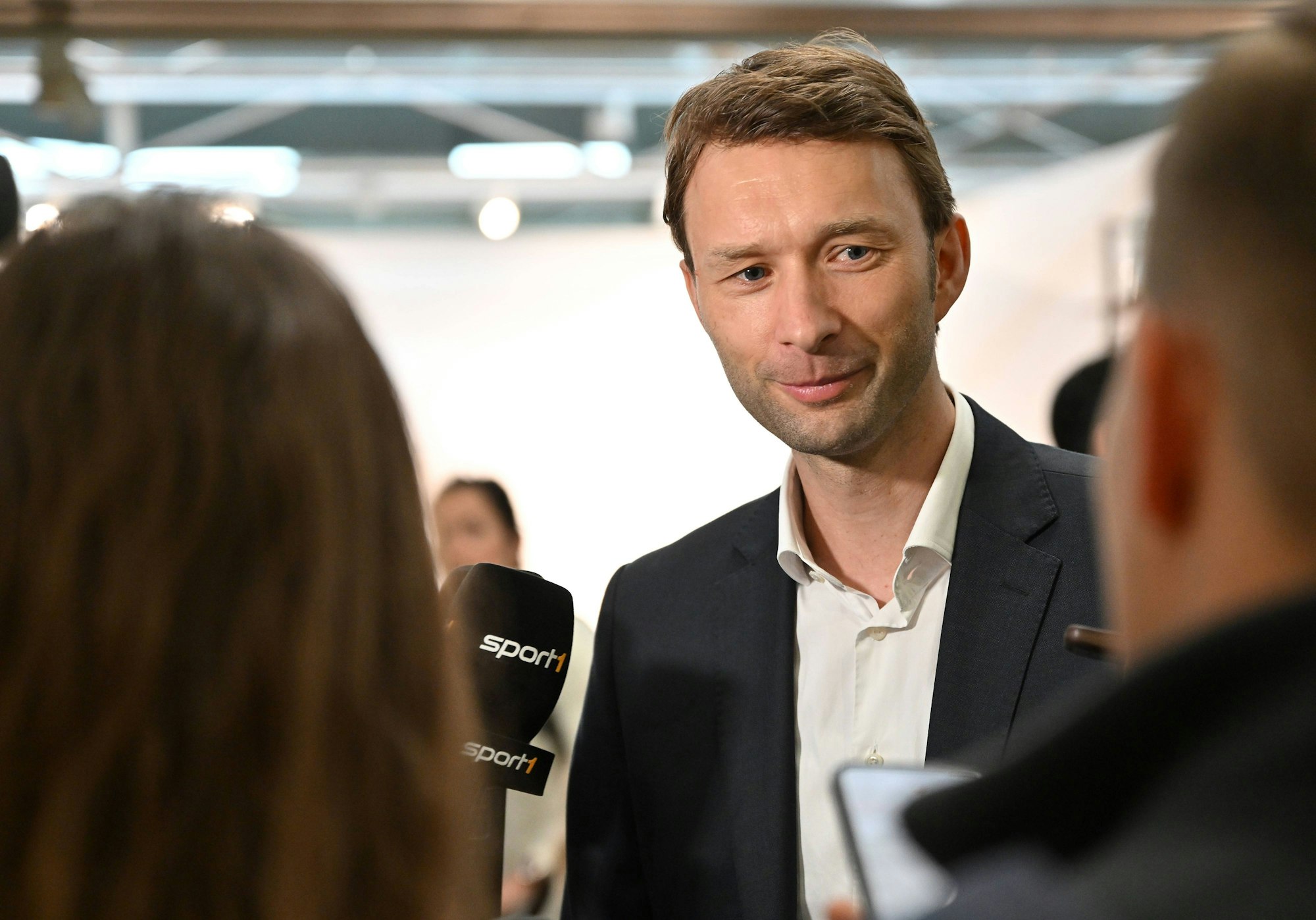 21.05.2024, xjrdrx, Fussball UEFA Europa League Finale 2024, Bayer 04 Leverkusen - Pressekonferenz / Training emspor, v.l. Manager Simon Rolfes Bayer Leverkusen im Interview am Kölner Flughafen DFL/DFB REGULATIONS PROHIBIT ANY USE OF PHOTOGRAPHS as IMAGE SEQUENCES and/or QUASI-VIDEO Dublin *** 21 05 2024, xjrdrx, Football UEFA Europa League Final 2024, Bayer 04 Leverkusen Press Conference Training emspor, v l Manager Simon Rolfes Bayer Leverkusen in interview at Cologne Airport DFL DFB REGULATIONS PROHIBIT ANY USE OF PHOTOGRAPHS as IMAGE SEQUENCES and or QUASI VIDEO Dublin