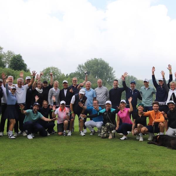 Die Prominenten beim Charity-Golfturnier für die „Vor-Tour der Hoffnung“ und für „Wir für Pänz“ stellten sich auf dem Golfplatz Schloss Auel zum Gruppenfoto auf.