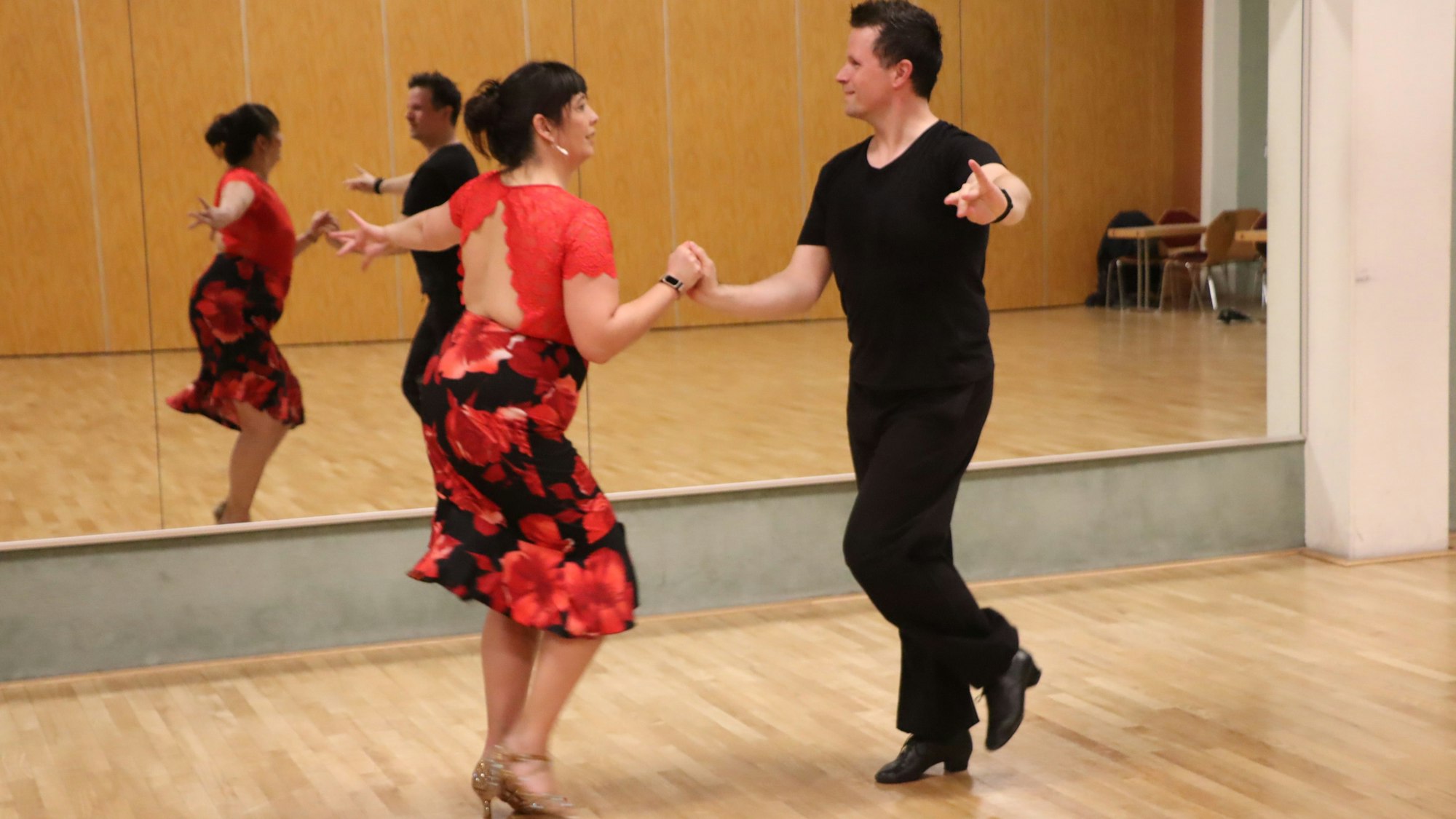 Zu sehen ist ein Paar beim Tanz.