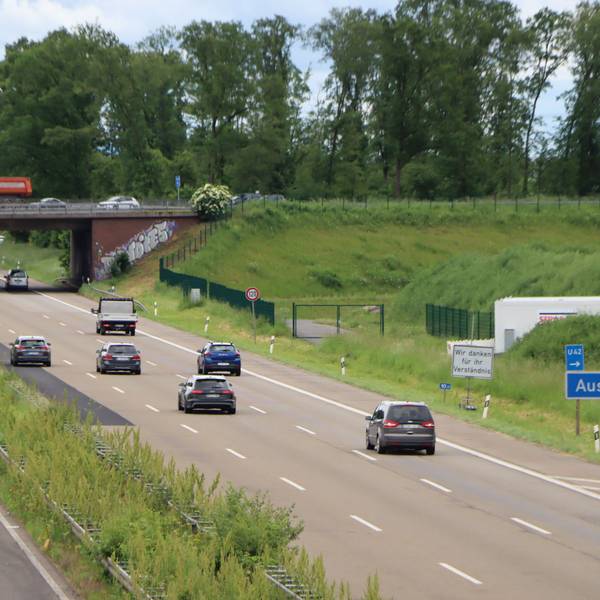 Zu sehen ist die Autobahn 555.