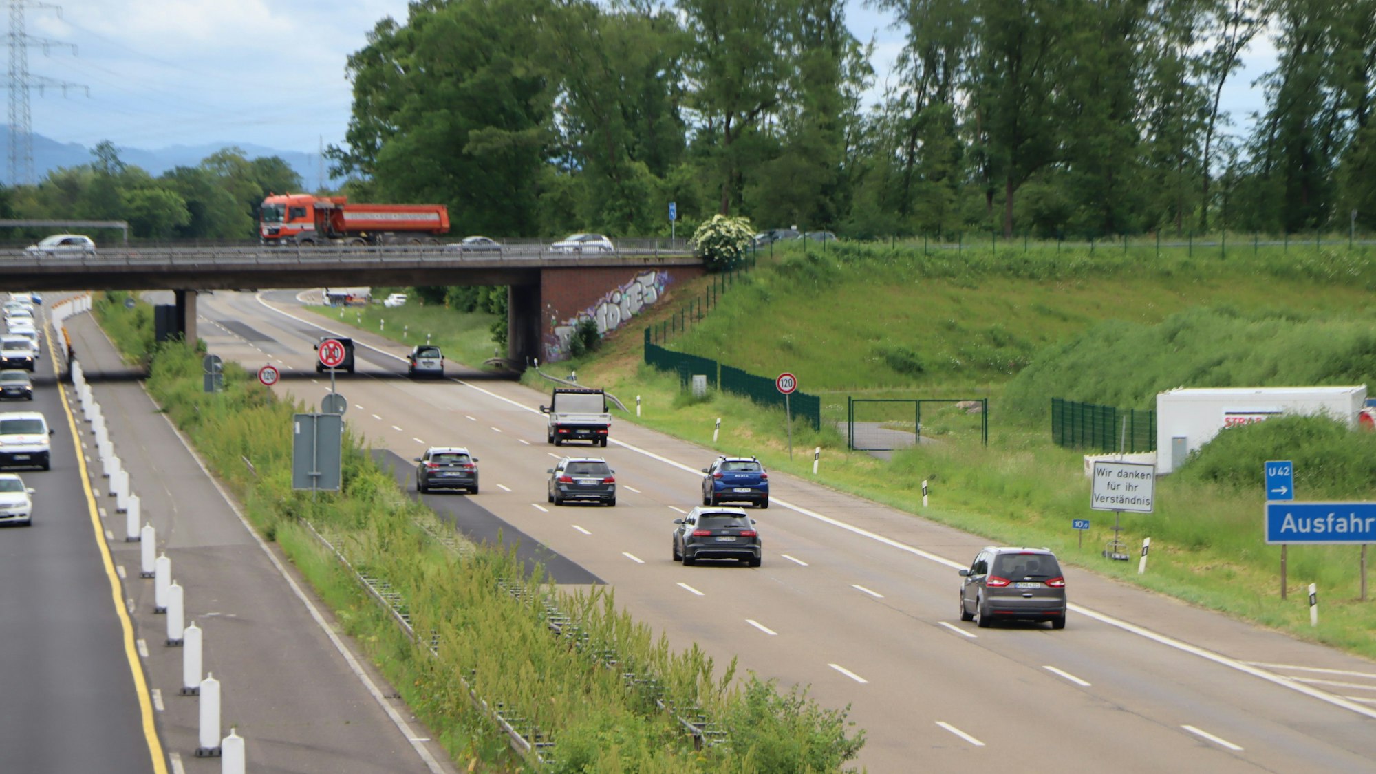 Das Bild zeigt die Autobahn 555 bei Wesseling.