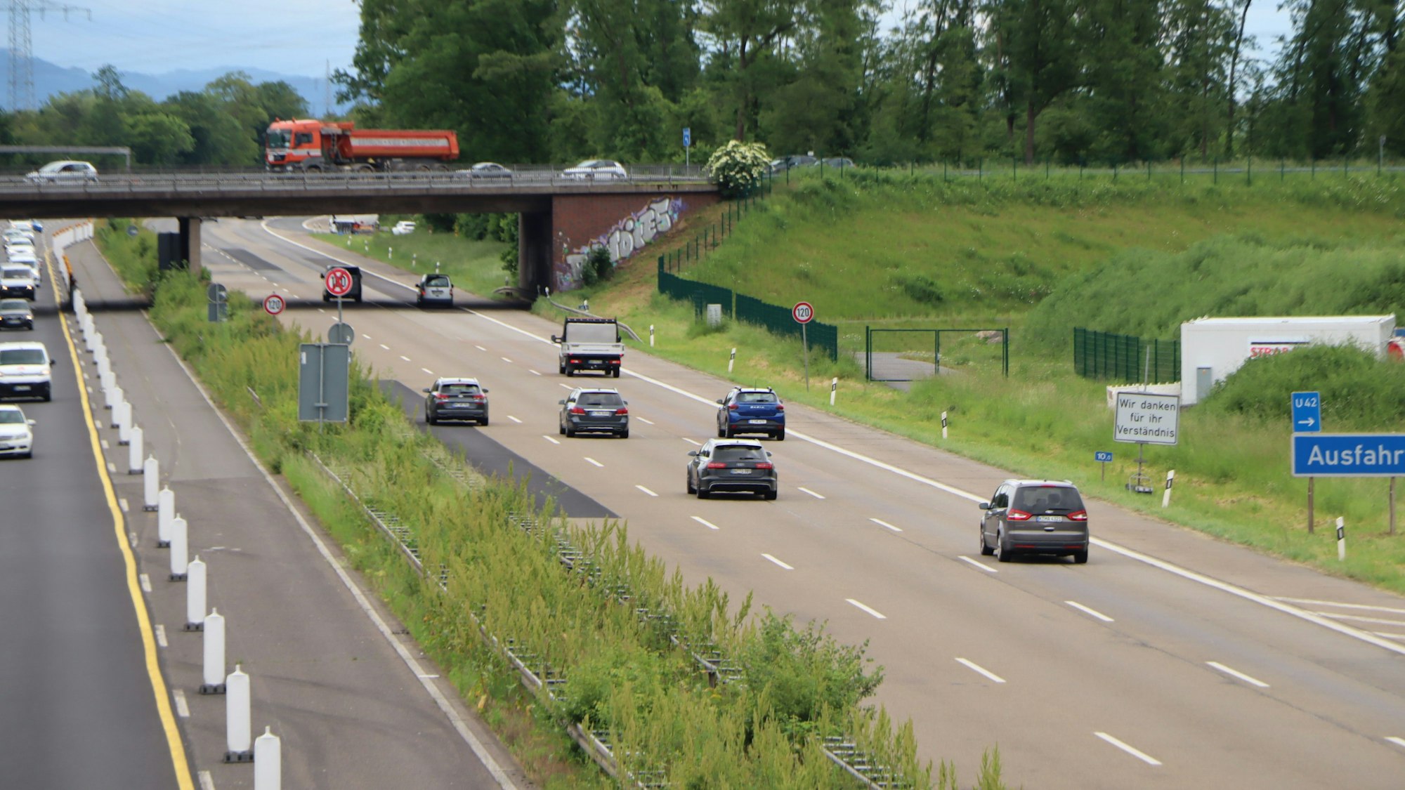 Zu sehen ist die Autobahn 555.