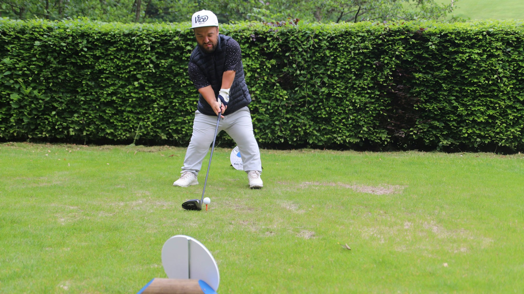 Der Kürzeste war der Größte: Mathias Mester, Schirmherr der Veranstaltung, schlug an Loch 1 auf.