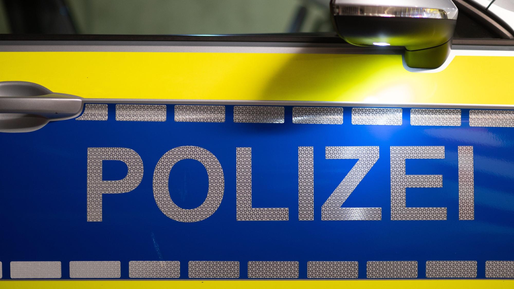 Auf dem Foto ist die Beifahrertür eines Polizeiwagens zu sehen.