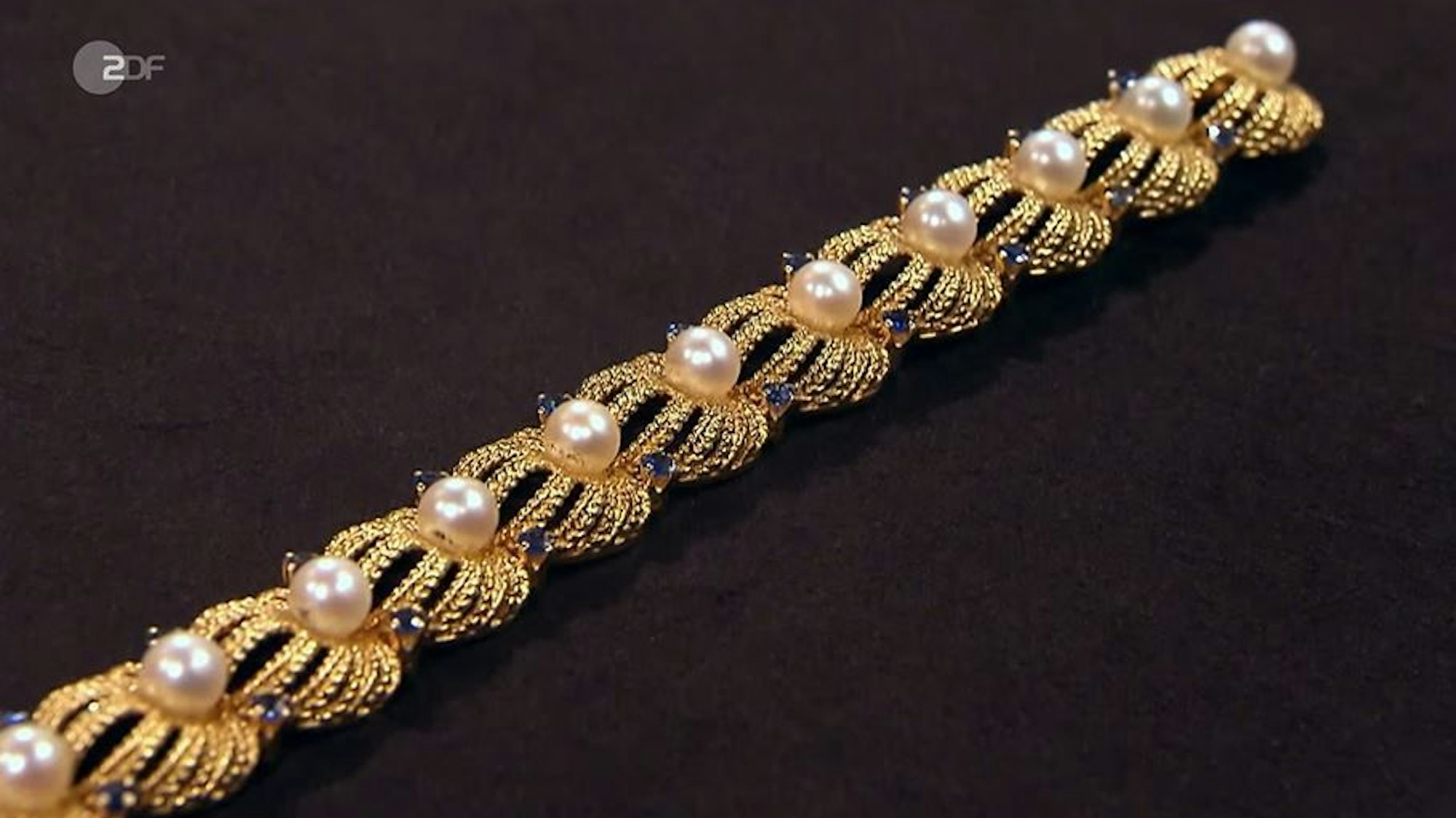 Das Armband liegt bei der Expertise auf dem Tresen von Bares für Rares.