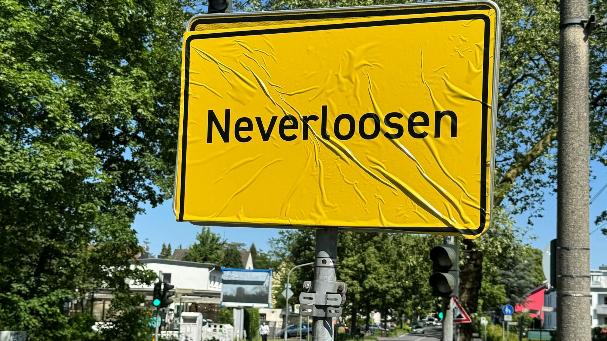 Das Ortseingangsschild von Leverkusen im 
Stadtteil Schlebusch ist überklebt mit der Aufschrift „Neverloosen“.