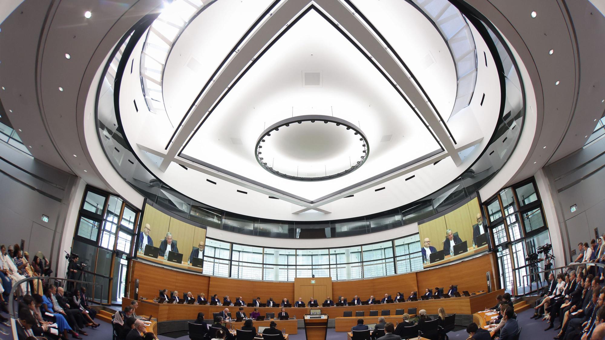 21.05.2024, Hamburg: Richter Albert Hoffmann (M) aus Südafrika, Präsident des Internationalen Seegerichtshofs (ISGH/engl. ITLOS), spricht auf einer Sitzung.