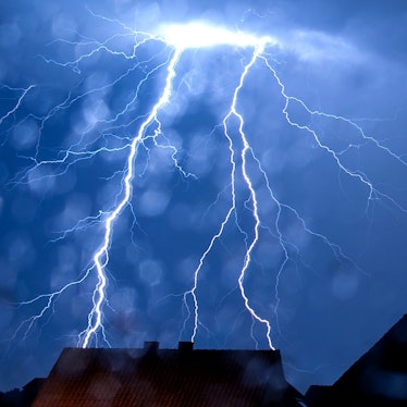 In Köln und der Region kann es am Dienstag (21. Mai) Gewitter mit Starkregen geben (Symbolbild eines Blitzes).